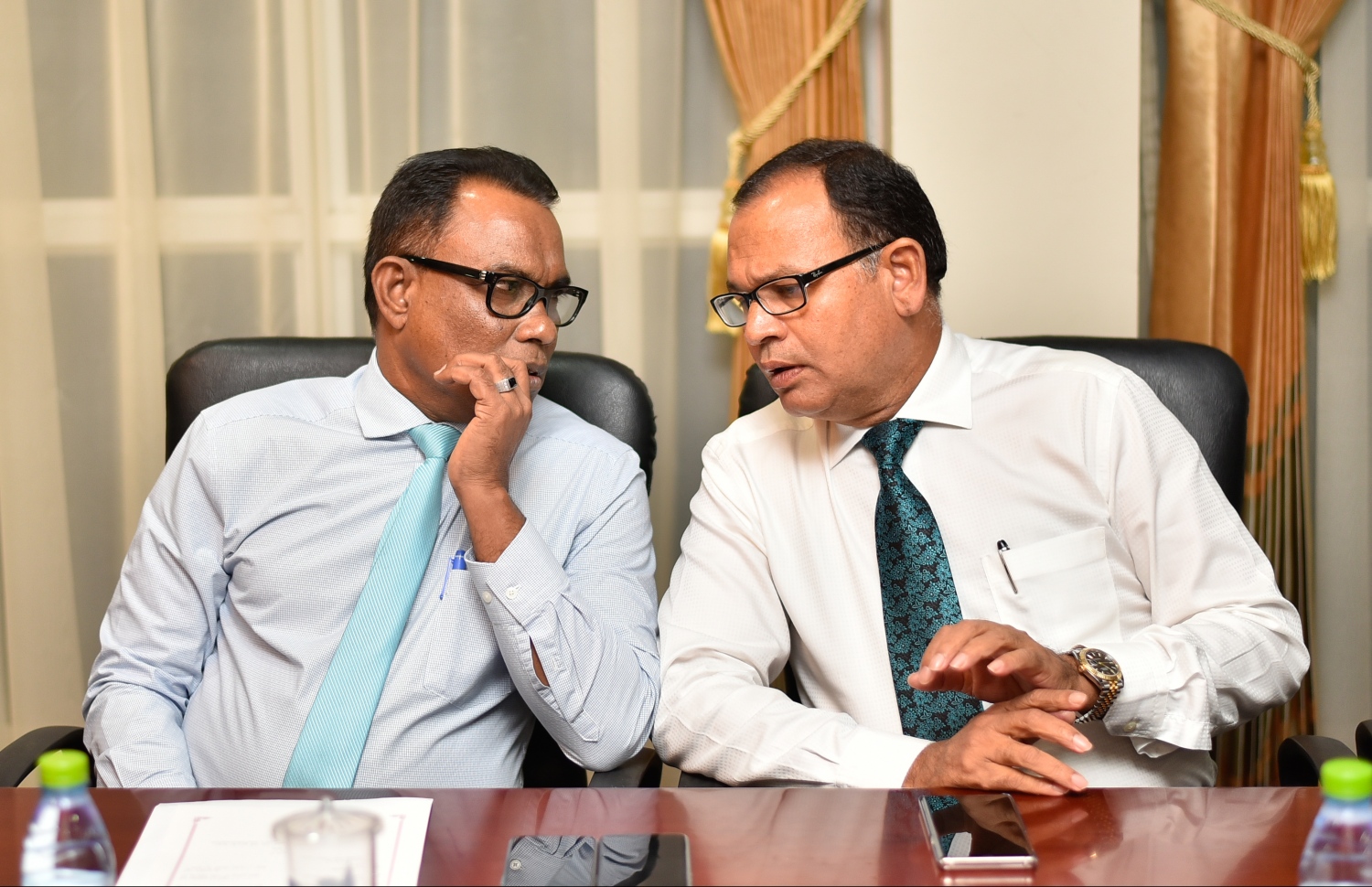 އިލެކްޝަންސް ކޮމިޝަންގެ ދަފްތަރުގައި ކޮންގްރެސް ޕާޓީ ހިމަނައި، އެ ޕާޓީއާ ރަޖިސްޓަރީ ހަވާލުކުރުމަށް އެ ކޮމިޝަންގައި މިރޭ ބޭއްވި ރަސްމިއްޔާތުގައި ކޮންގްރެސް ޕާޓީގެ ވަގުތީ ރައީސް އަބްދުއްރަހީމް (ވ) އަދި ވަގުތީ ނައިބު ރައީސް އަބްދުއްރަހީމް މަޝްވަރާއެއް ގައި.---ފޮޓޯ: ހުސައިން ވަހީދު/މިހާރު