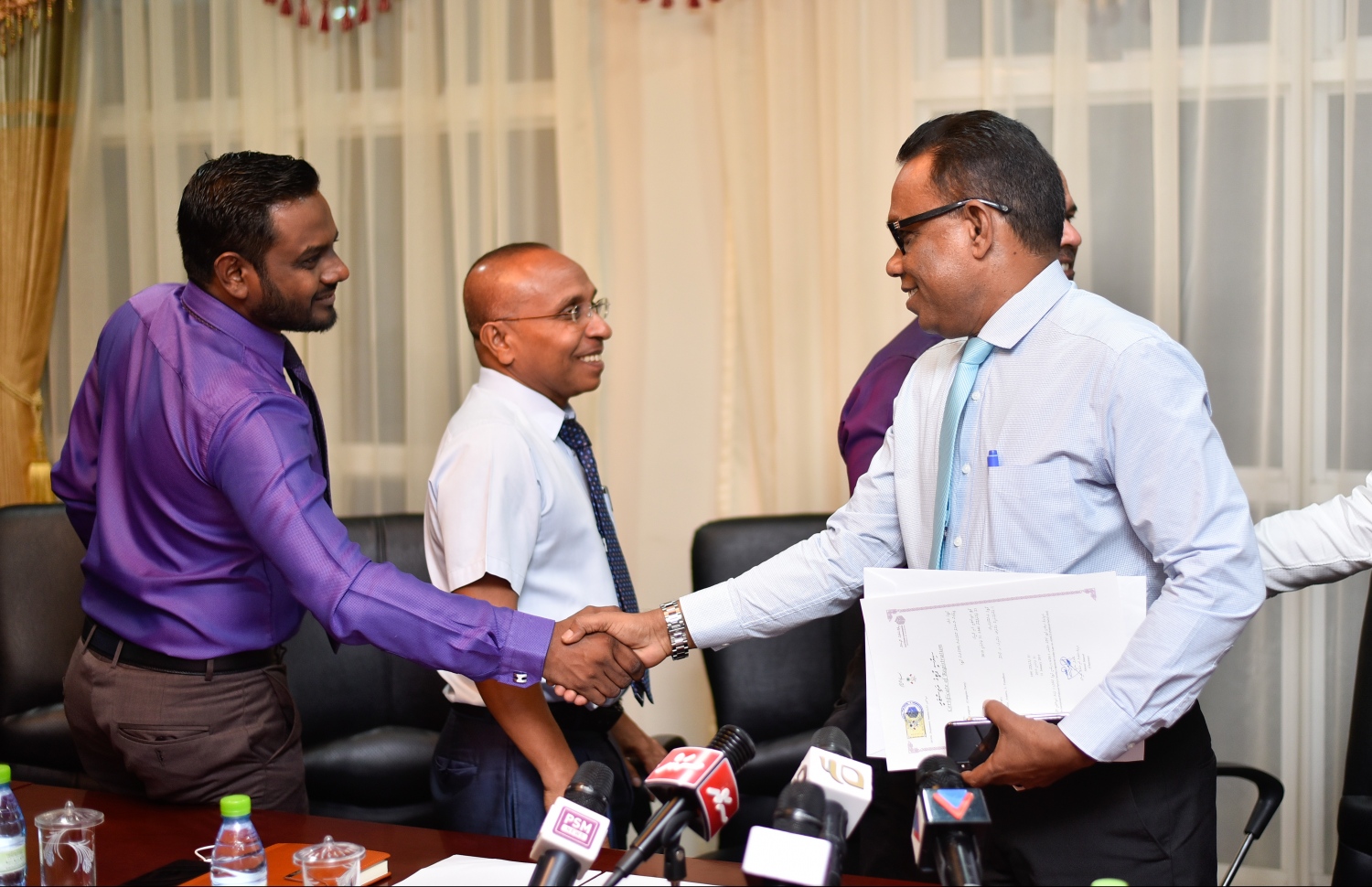 އިލެކްޝަންސް ކޮމިޝަންގެ ދަފްތަރުގައި ކޮންގްރެސް ޕާޓީ ހިމަނައި، އެ ޕާޓީއާ ރަޖިސްޓަރީ ހަވާލުކުރުމަށް އެ ކޮމިޝަންގައި މިރޭ ބޭއްވި ރަސްމިއްޔާތުގައި ކޮންގްރެސް ޕާޓީގެ ވަގުތީ ރައީސް އަބްދުއްރަހީމާއި އިލެކްޝަންސް ކޮމިޝަންގެ މެމްބަރު އަކްރަމް ސަލާމް ކުރައްވާއިރު، ކޮމިޝަންގެ މެމްބަރު ހަބީބު މެދުގައި.---ފޮޓޯ: ހުސައިން ވަހީދު/މިހާރު