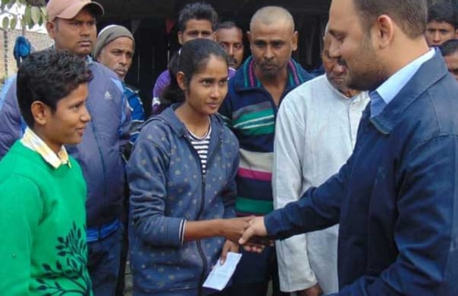 ނޭހާ އާއި ޖިއޯތީ ބަންވާރީ ޓޯލާގެ އޮފިޝަލަކާ އެކު.