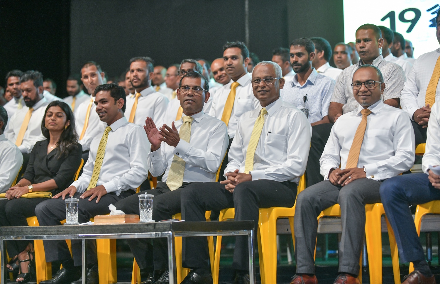 އެމްޑީޕީގެ ޖަލްސާއެއްގައި ރައީސާއި ކުރީގެ ރައީސް ނަޝީދު --ފޮޓޯ/މިހާރު