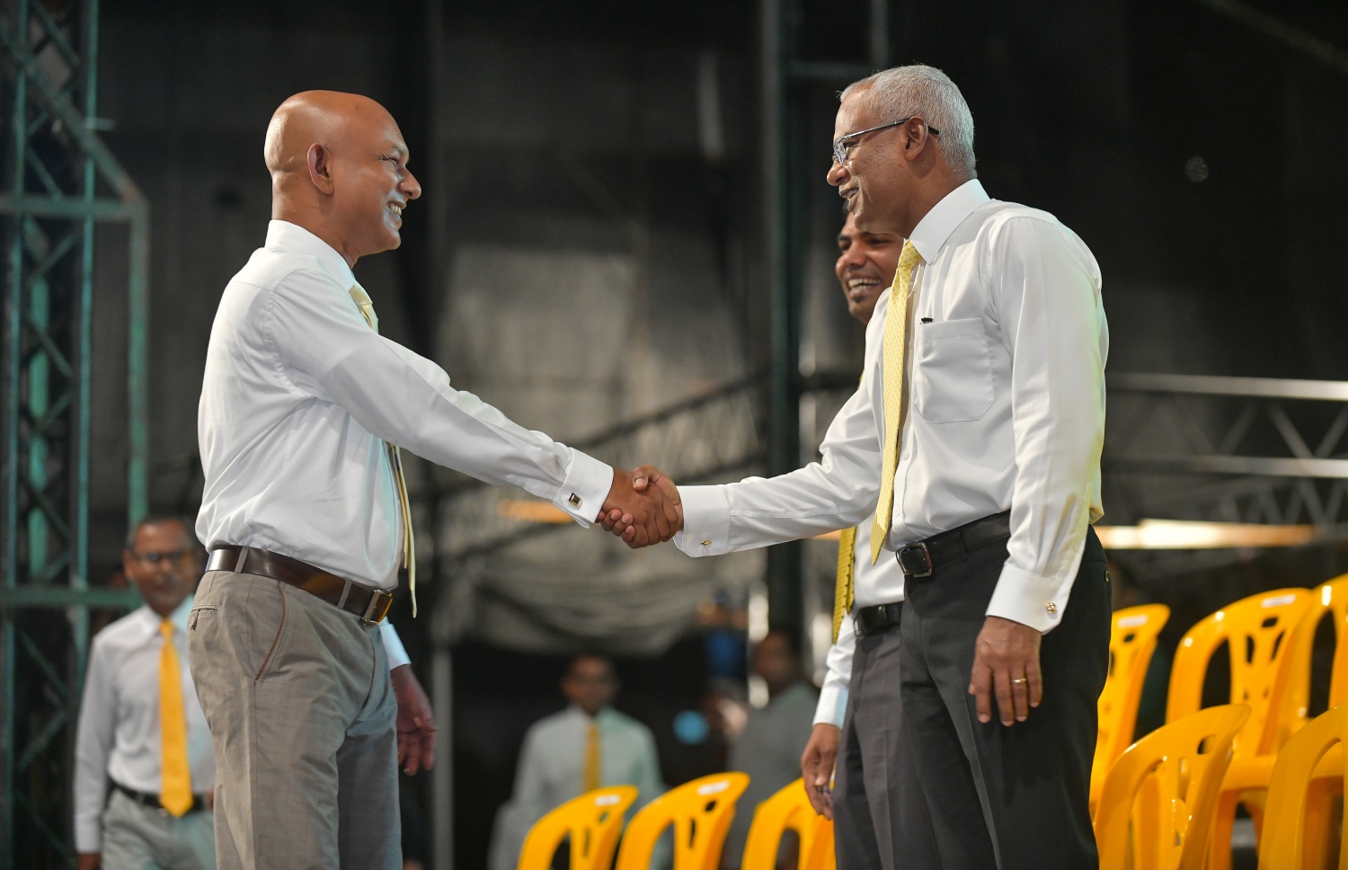 އެމްޑީޕީގެ ޓިކެޓުގައި ގުރައިދޫ ދާއިރާއަށް ވާދަކުރައްވާ އާދިލްއާ، ރައީސް ސޯލިހު (ކ) ސަލާމްކުރައްވަނީ.-- ފޮޓޯ: ނިޝާން އަލީ/ މިހާރު