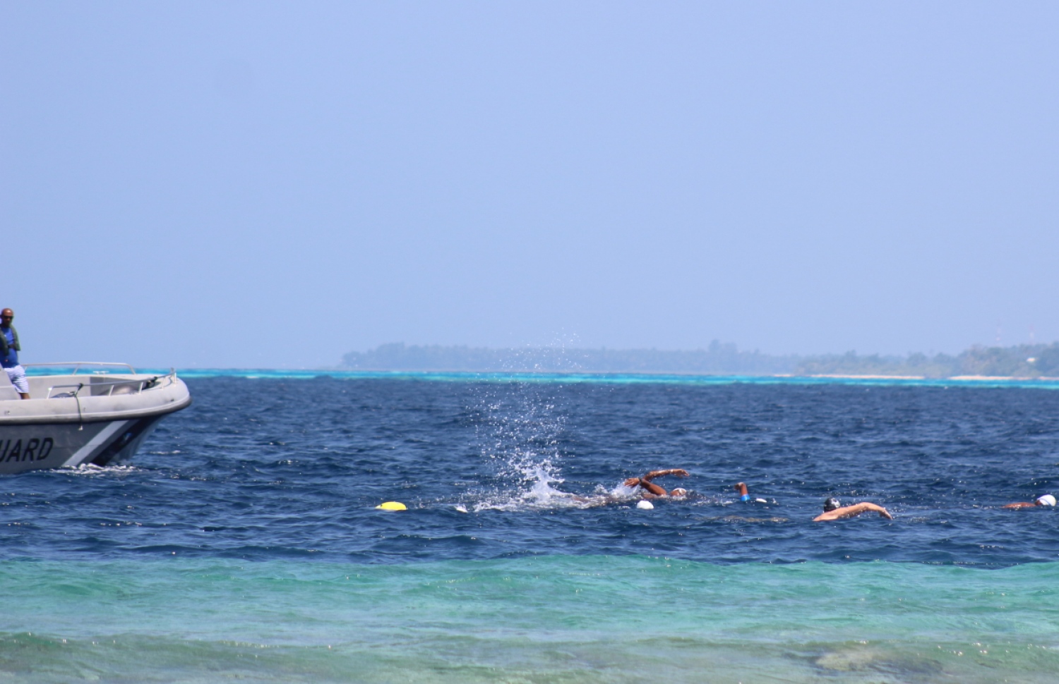 ބ. އޭދަފުށި: ފެބްރުއަރީ 2، 2019: މަޝްހޫރު ގާނޫނީ ވަކީލް، އަދި ދުވުންތެރިޔާ، ހުސައިން ޝަމީމް އިސްވެ ހުންނަވައިގެން ހިންގާ، ސްވިމް މޯލްޑިވްސް އިން ފެށި، "ސްވިމް މޯލްޑިވްސް ބާ ބީއާރް ކްރޯލް 2019" އިވެންޓުގައި ފެތުންތެރިން ފަތަނީ.-- ފޮޓޯ: ސްވިމް މޯލްޑިވްސް