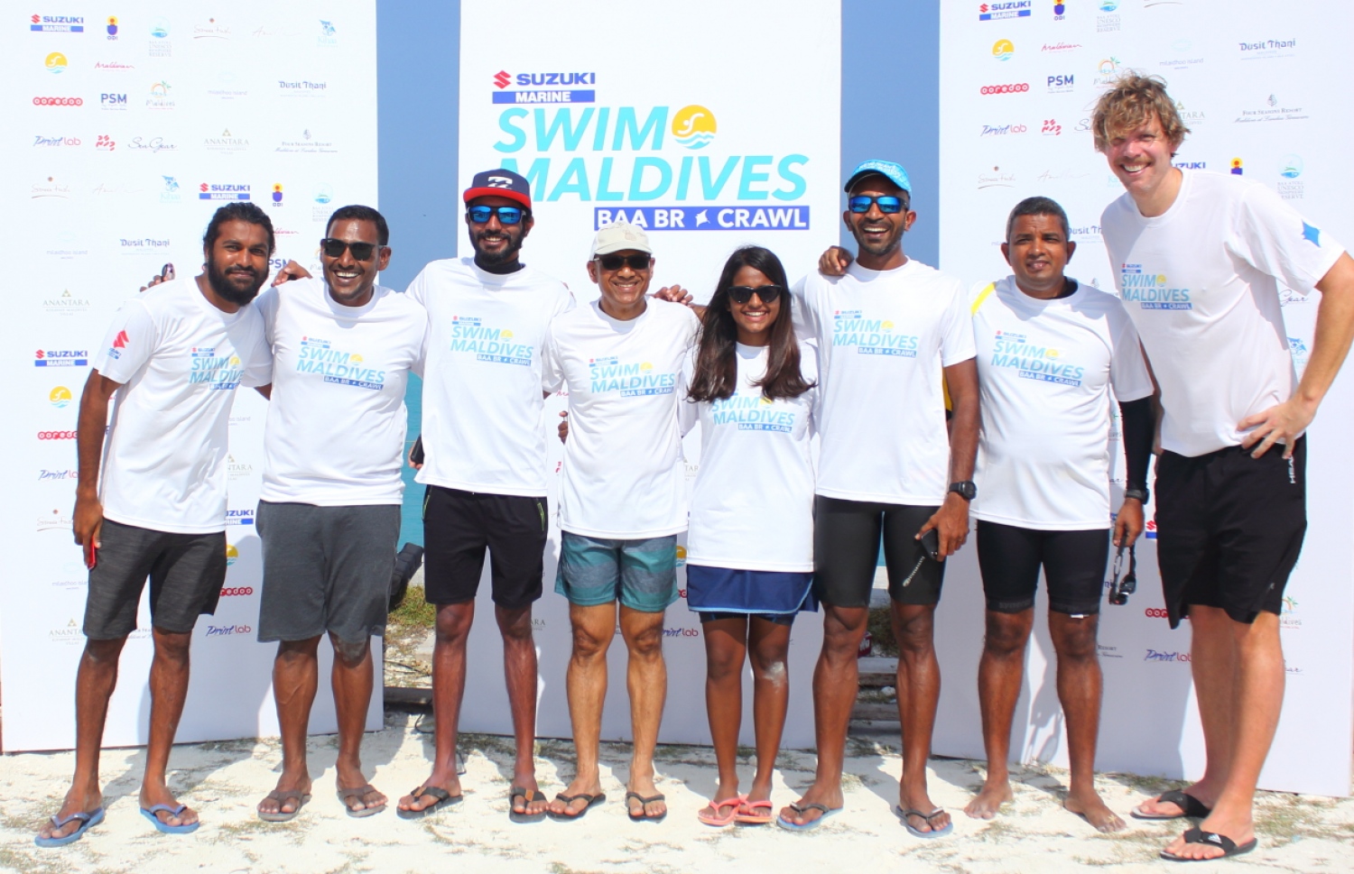 ބ. އޭދަފުށި: ފެބްރުއަރީ 2، 2019: މަޝްހޫރު ގާނޫނީ ވަކީލް، އަދި ދުވުންތެރިޔާ، ހުސައިން ޝަމީމް އިސްވެ ހުންނަވައިގެން ހިންގާ، ސްވިމް މޯލްޑިވްސް އިން ފެށި، "ސްވިމް މޯލްޑިވްސް ބާ ބީއާރް ކްރޯލް 2019" އިވެންޓުގައި އިސްކޮށް ހުންނެވި ބޭފުޅުން ފޮޓޯއަކަށް ހުއްޓިގެން.-- ފޮޓޯ: ސްވިމް މޯލްޑިވްސް