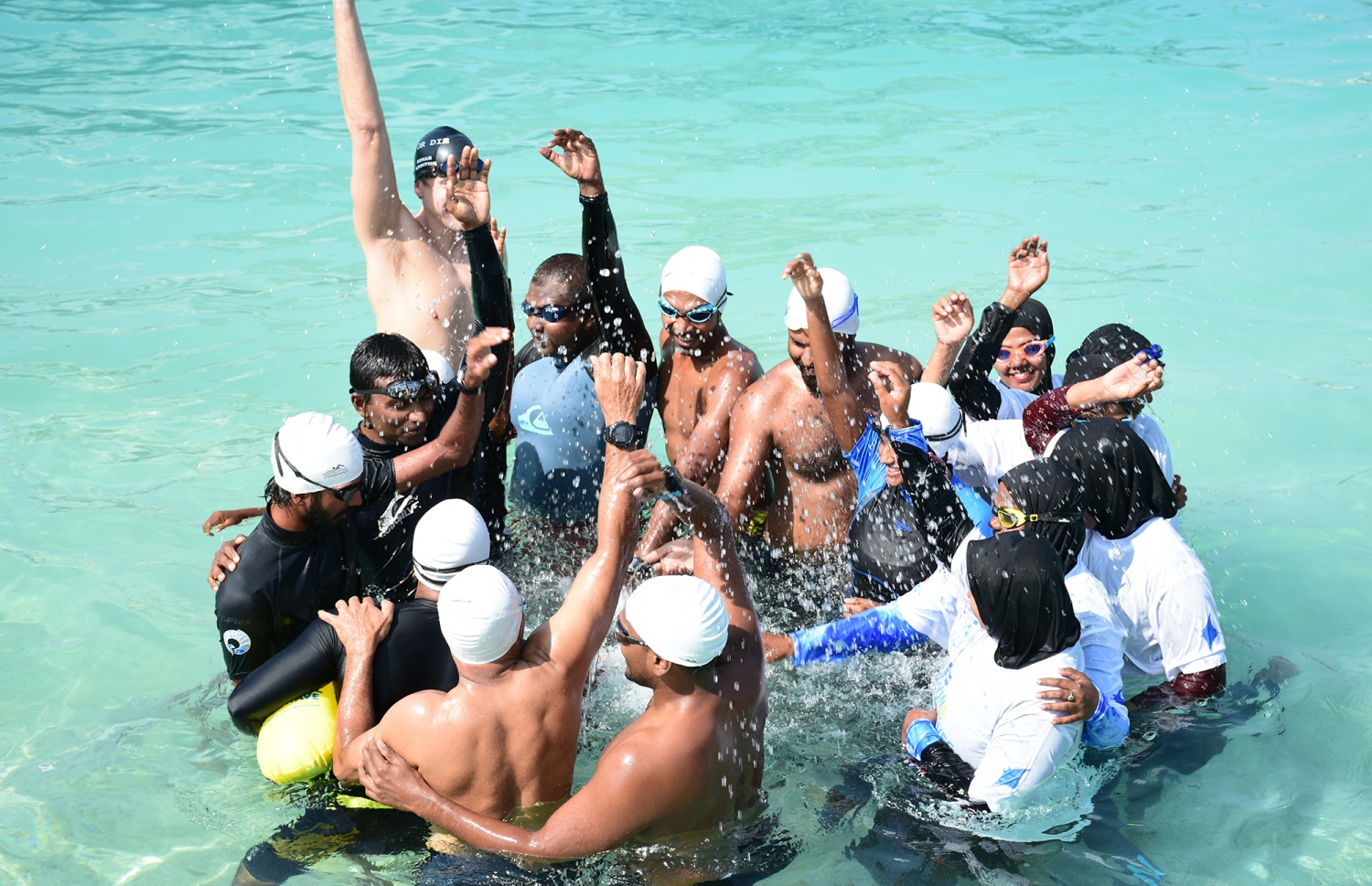 ބ. އޭދަފުށި: ފެބްރުއަރީ 2، 2019: މަޝްހޫރު ގާނޫނީ ވަކީލް، އަދި ދުވުންތެރިޔާ، ހުސައިން ޝަމީމް އިސްވެ ހުންނަވައިގެން ހިންގާ، ސްވިމް މޯލްޑިވްސް އިން ފެށި، "ސްވިމް މޯލްޑިވްސް ބާ ބީއާރް ކްރޯލް 2019" އިވެންޓުގެ ތެރެއިން.-- ފޮޓޯ: ސްވިމް މޯލްޑިވްސް