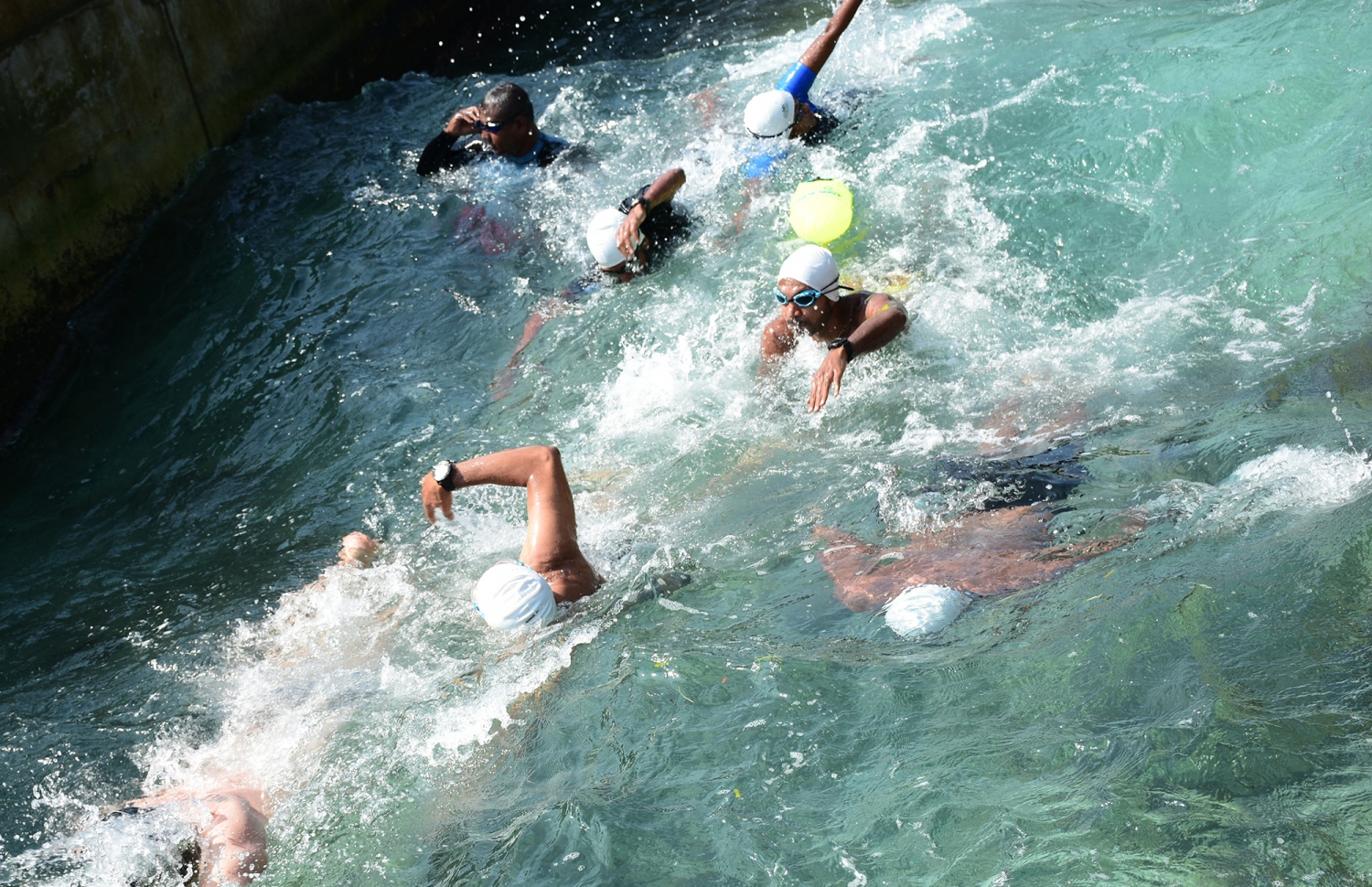 ބ. އޭދަފުށި: ފެބްރުއަރީ 2، 2019: މަޝްހޫރު ގާނޫނީ ވަކީލް، އަދި ދުވުންތެރިޔާ، ހުސައިން ޝަމީމް އިސްވެ ހުންނަވައިގެން ހިންގާ، ސްވިމް މޯލްޑިވްސް އިން ފެށި، "ސްވިމް މޯލްޑިވްސް ބާ ބީއާރް ކްރޯލް 2019" އިވެންޓުގައި ފެތުންތެރިން ފަތަނީ.-- ފޮޓޯ: ސްވިމް މޯލްޑިވްސް