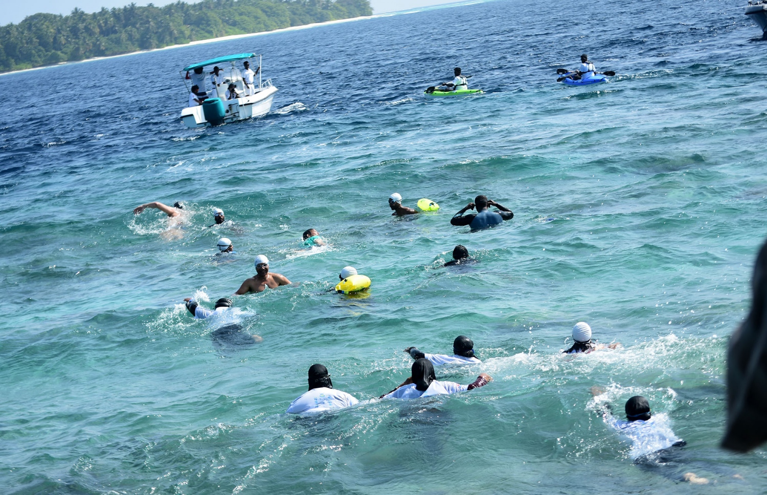 ބ. އޭދަފުށި: ފެބްރުއަރީ 2، 2019: މަޝްހޫރު ގާނޫނީ ވަކީލް، އަދި ދުވުންތެރިޔާ، ހުސައިން ޝަމީމް އިސްވެ ހުންނަވައިގެން ހިންގާ، ސްވިމް މޯލްޑިވްސް އިން ފެށި، "ސްވިމް މޯލްޑިވްސް ބާ ބީއާރް ކްރޯލް 2019" އިވެންޓުގައި ފެތުންތެރިން ފަތަނީ.-- ފޮޓޯ: ސްވިމް މޯލްޑިވްސް