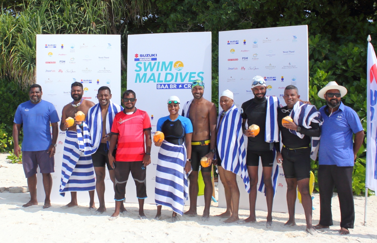 ބ. ސޮނެވާފުށި ރިސޯޓް: ފެބްރުއަރީ 2، 2019: މަޝްހޫރު ގާނޫނީ ވަކީލް، އަދި ދުވުންތެރިޔާ، ހުސައިން ޝަމީމް އިސްވެ ހުންނަވައިގެން ހިންގާ، ސްވިމް މޯލްޑިވްސް އިން ފެށި، "ސްވިމް މޯލްޑިވްސް ބާ ބީއާރް ކްރޯލް 2019" އިވެންޓުގެ ތެރެއިން.-- ފޮޓޯ: ސްވިމް މޯލްޑިވްސް