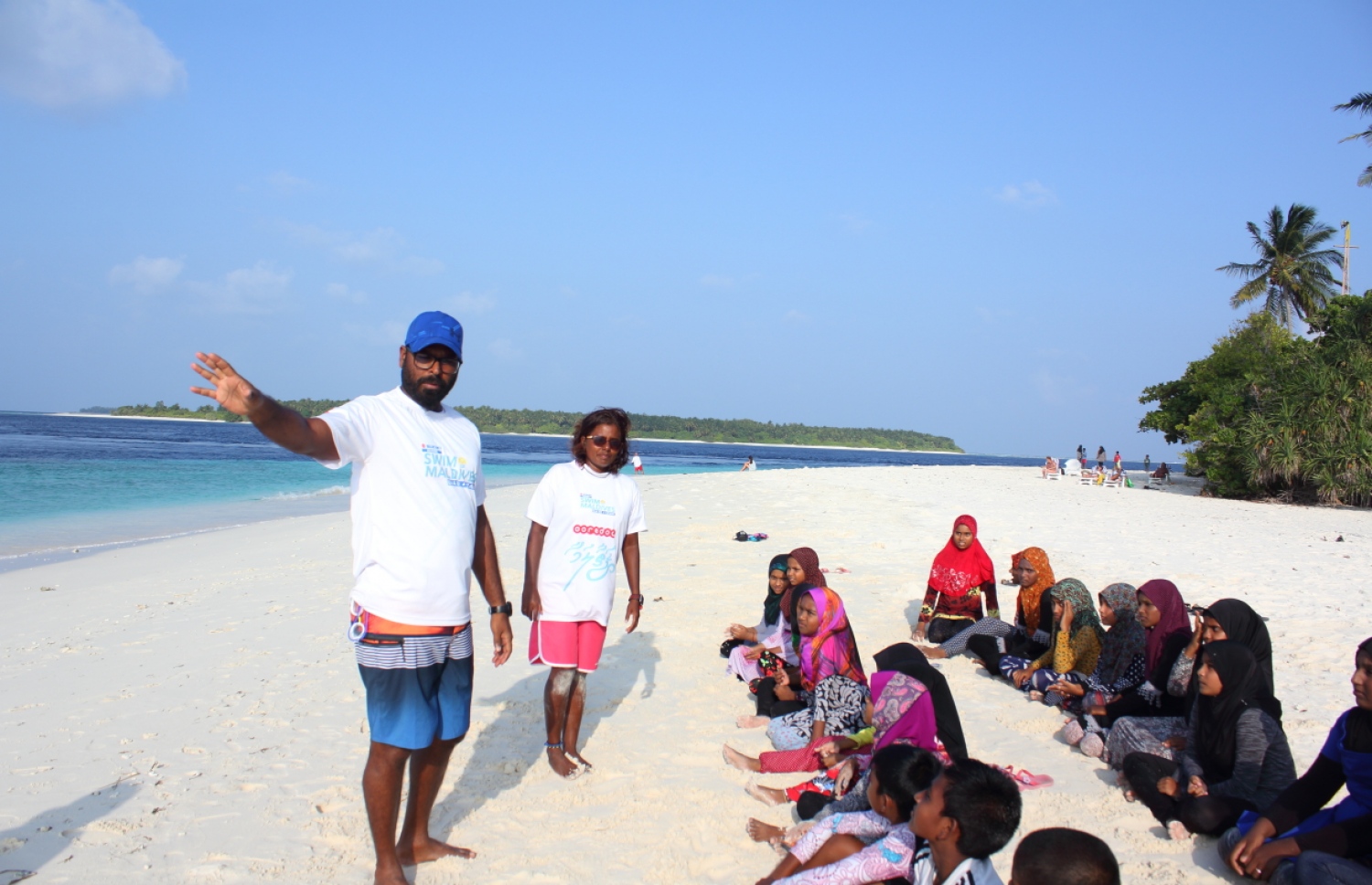 ބ. އޭދަފުށި: ފެބްރުއަރީ 2، 2019: މަޝްހޫރު ގާނޫނީ ވަކީލް، އަދި ދުވުންތެރިޔާ، ހުސައިން ޝަމީމް އިސްވެ ހުންނަވައިގެން ހިންގާ، ސްވިމް މޯލްޑިވްސް އިން ފެށި، "ސްވިމް މޯލްޑިވްސް ބާ ބީއާރް ކްރޯލް 2019" އިވެންޓުގައި ފެތުންތެރިންނަށް އިންސްޓްރަކްޓް ކޮށްދެނީ.-- ފޮޓޯ: ސްވިމް މޯލްޑިވްސް