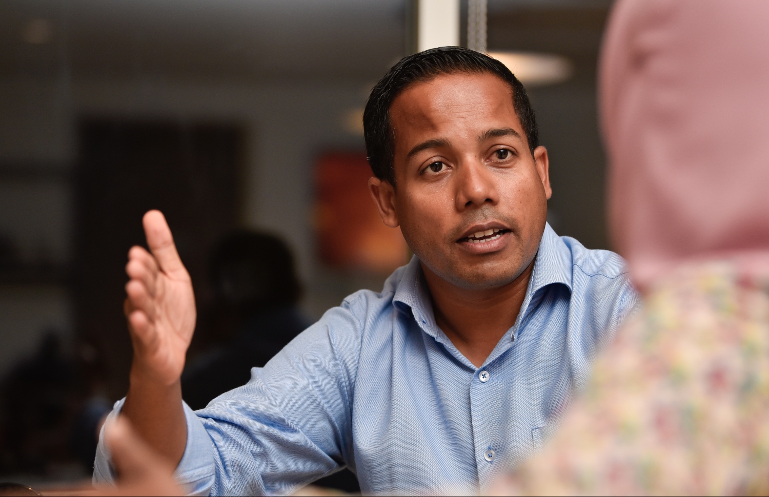 ލަކްސް މޯލްޑިވްސްގެ އަފީފު ހުސައިން "މިހާރު" އަށް އިންޓަވިއު ދެއްވަނީ --ފޮޓޯ:ހުސައިން ވަހީދު/މިހާރު