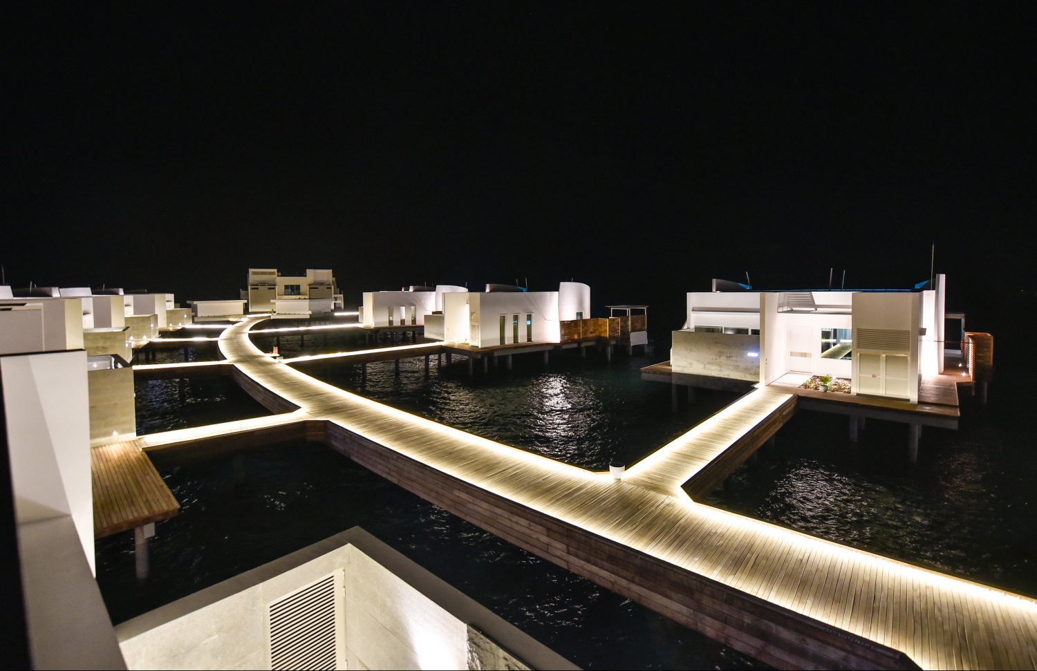 ލަކްސްގެ ވޯޓާ ވިލާ ސަރަހައްދު ރޭގަނޑު ދިއްލާލާފައި --ފޮޓޯ:ހުސައިން ވަހީދު/މިހާރު