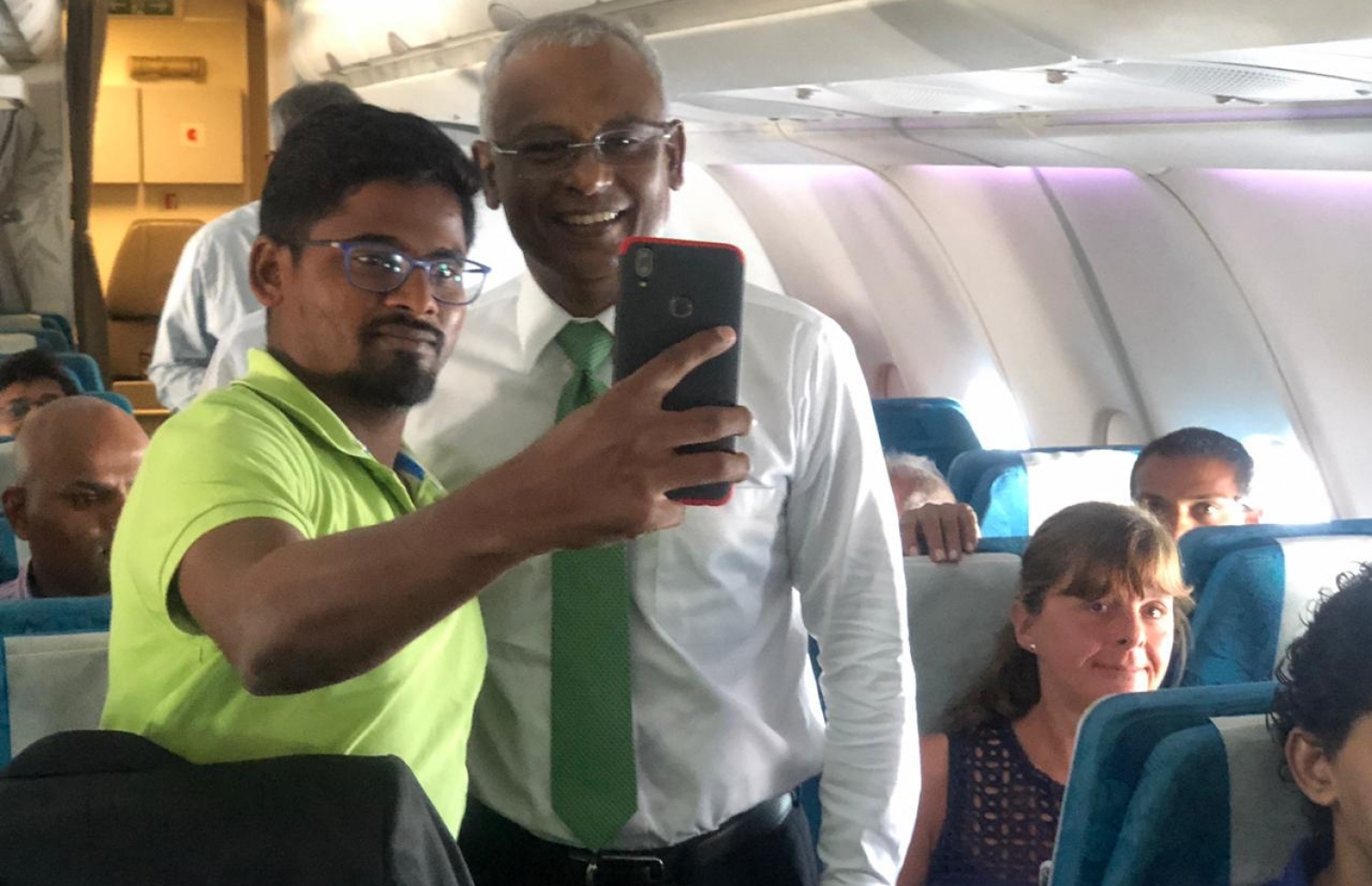ރައީސް އިބްރާހިމް މުހައްމަދު ސޯލިހް ސްރީ ލަންކާ އަށް މިއަދު ފެއްޓެވި ދަތުރުފުޅުގައި ބޯޓުން ދަތުރުކުރި ބައެއް ޕަސިންޖަރުންނާ ބައްދަލު ކުރައްވަނީ. --ފޮޓޯ:މިހާރު