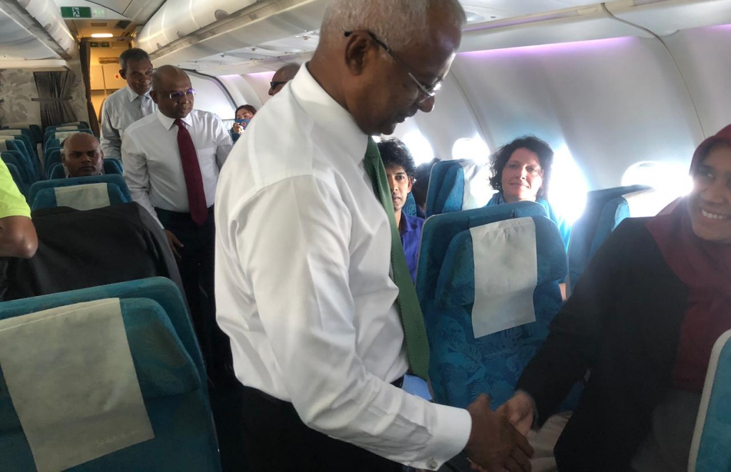 ރައީސް އިބްރާހިމް މުހައްމަދު ސޯލިހް ސްރީ ލަންކާ އަށް މިއަދު ފެއްޓެވި ދަތުރުފުޅުގައި ބޯޓުން ދަތުރުކުރި ބައެއް ޕަސިންޖަރުންނާ ބައްދަލު ކުރައްވަނީ. --ފޮޓޯ:މިހާރު