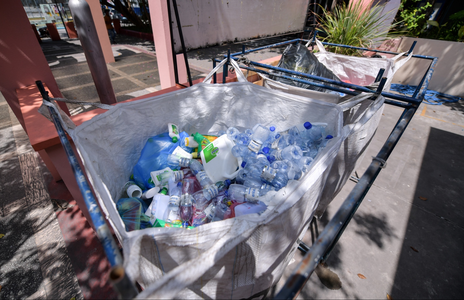 ކުނިތަކެއްގެ ތެރޭގައި ޕްލާސްޓިކް ފުޅިތަކެއް. --- ފޮޓޯ: މިހާރު