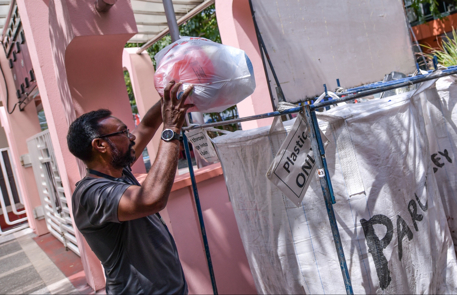 ގެއިން އުކާލާ ޕްލާސްޓިކްތައް ޕާލޭއާ ހަވާލުކުރަން ކޮތަޅަށް ވައްޓާލަނީ -- ފޮޓޯ: ހުސައިން ވަހީދު/މިހާރު