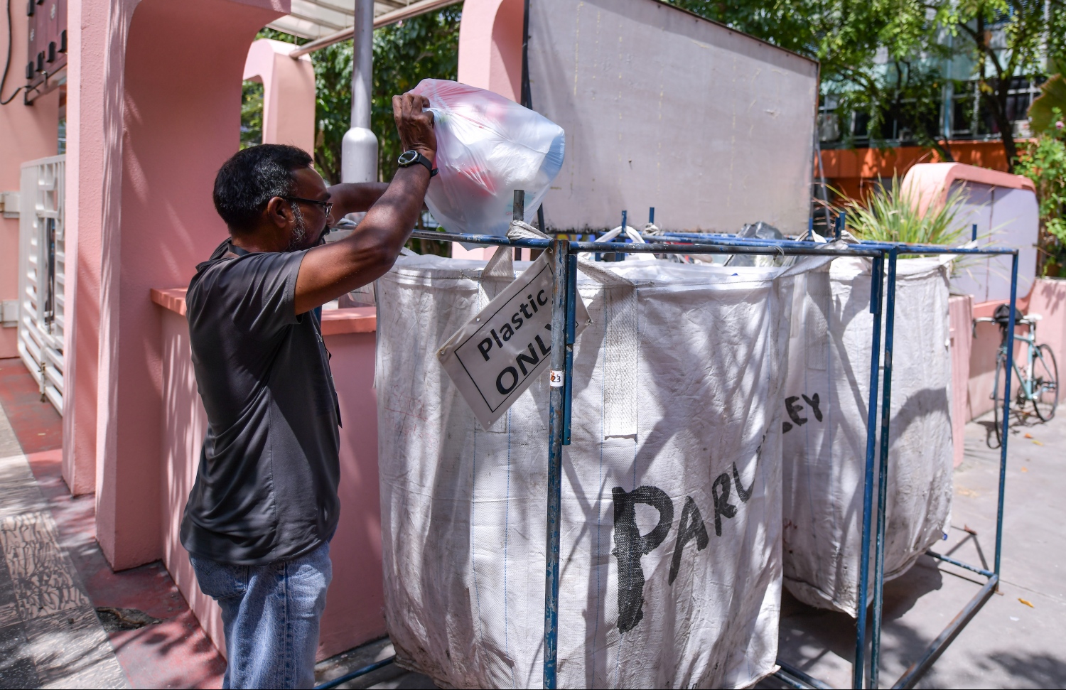 ރީސައިކަލް ކުރުމަށް ޕްލާސްޓިކް އެއްކުރުމުގެ ގޮތުން ޕާލޭ އިން ބަހައްޓާފައި ހުރި ގޯންޔަކަށް މީހަކު ޕްލާސްޓިކް ކުނި އަޅަނީ -- ފޮޓޯ: ހުސައިން ވަހީދު