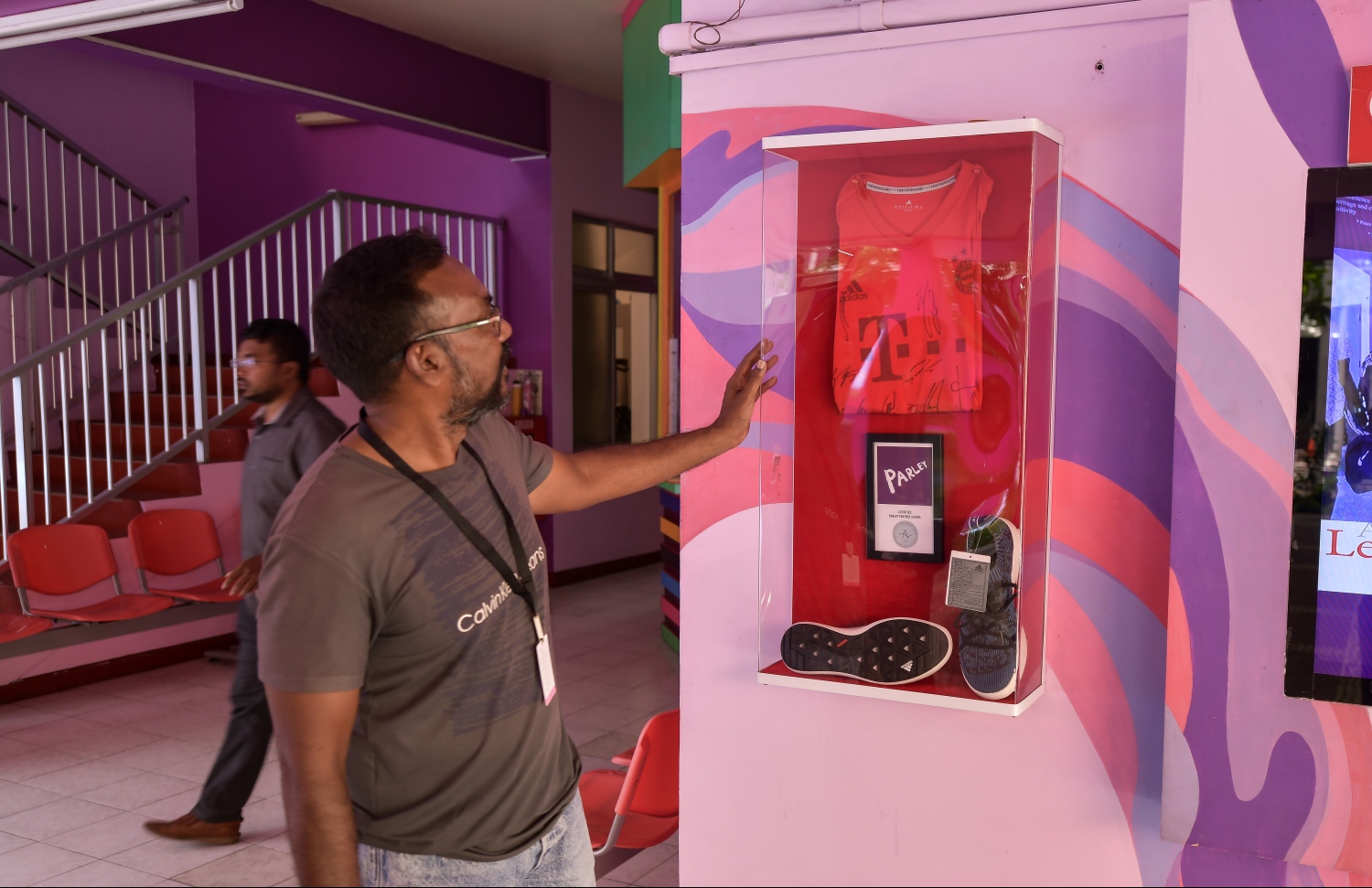 ރާއްޖެއިން ގެންދިޔަ ޕްލާސްޓިކް ބޭނުންކޮށްގެން އެޑިޑަސް ކުންފުނިން ހަދާފައިވާ ޖޯޒީ އާއި ބޫޓު ކައިރި ހާރިސް ހުއްޓިލައިގެން -- ފޮޓޯ: ހުސައިން ވަހީދު/މިހާރު