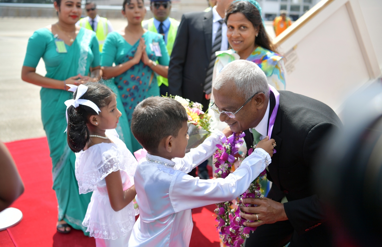 ކޮލޮމްބޯ: ފެބްރުއަރީ 3، 2019: ރައީސް އިބްރާހިމް މުހައްމަދު ސޯލިހް ސްރީ ލަންކާ އަށް ކުރެއްވި ދަތުރުފުޅުގައި، އެމަނިކުފާނަށް މަރުހަބާ ދެންނެވުމުގެ ގޮތުން ކަރުގައި މާފަތި އަޅުވަނީ.-- ފޮޓޯ: ރައީސް އޮފީސް