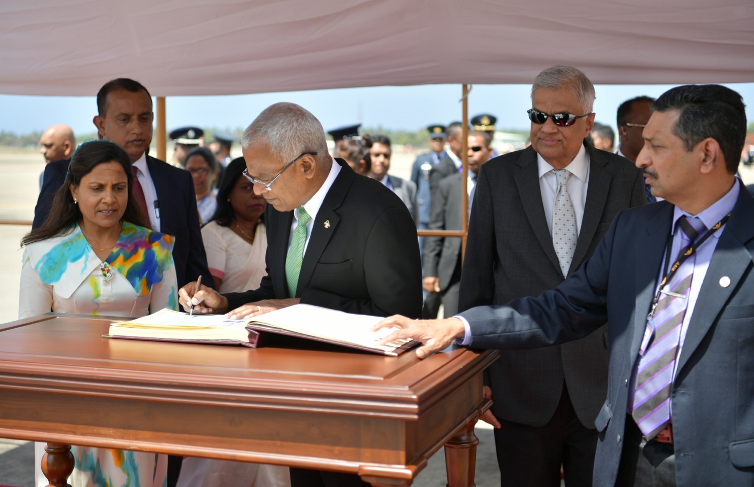 ކޮލޮމްބޯ: ފެބްރުއަރީ 3، 2019: ރައީސް އިބްރާހިމް މުހައްމަދު ސޯލިހް ސްރީ ލަންކާ އަށް ކުރެއްވި ދަތުރުފުޅުގައި، އިއްޒަތްތެރިން ސޮއި ކުރައްވާ ފޮތެއްގައި ރައީސް ސޯލިހް ސޮއި ކުރައްވަނީ.-- ފޮޓޯ: ރައީސް އޮފީސް