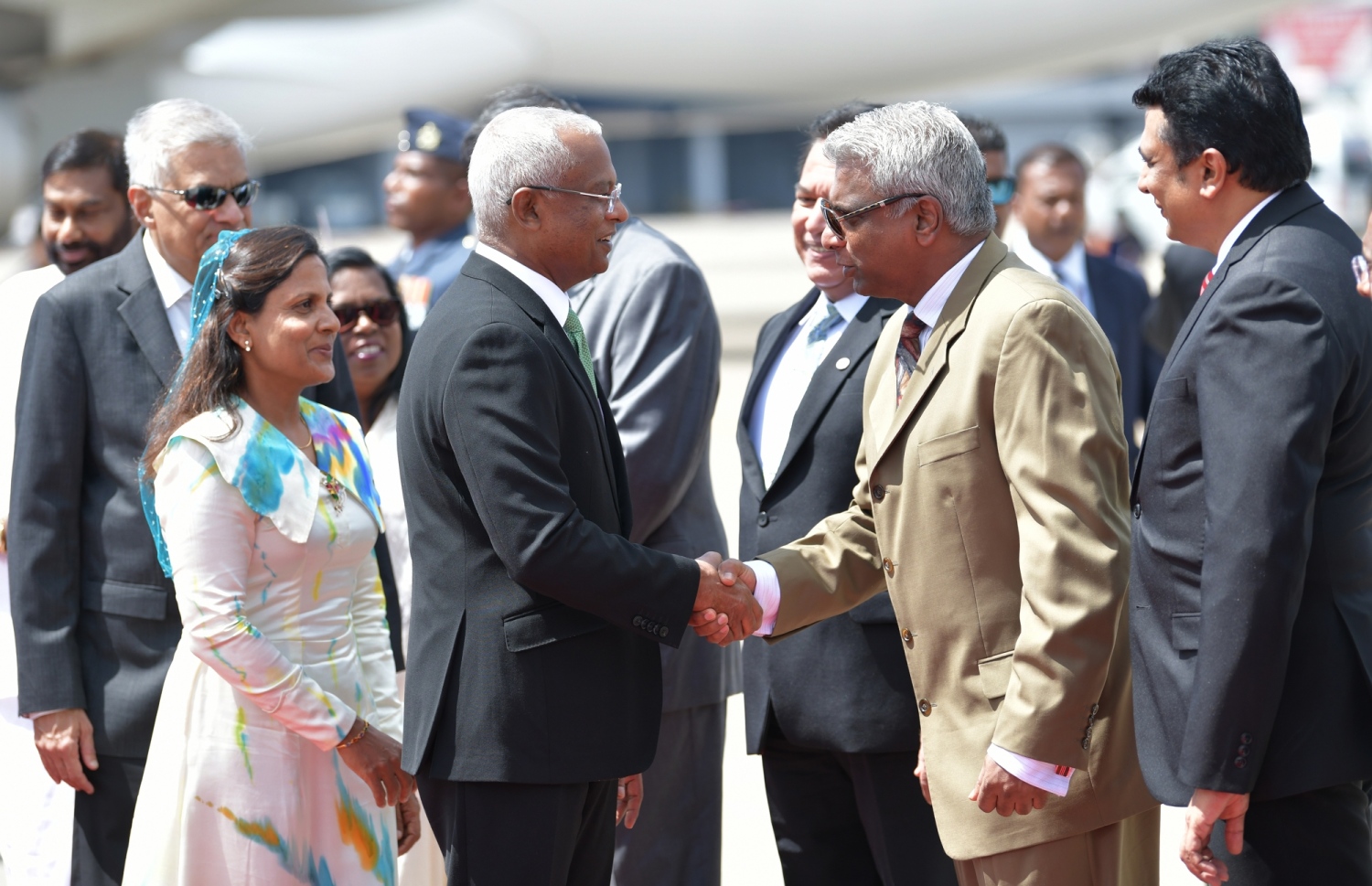 ކޮލޮމްބޯ: ފެބްރުއަރީ 3، 2019: ރައީސް އިބްރާހިމް މުހައްމަދު ސޯލިހް ސްރީ ލަންކާ އަށް ކުރެއްވި ދަތުރުފުޅުގައި، ލަންކާގެ ދައުލަތުގެ އިސް ބޭފުޅަކާއި ރައީސް  ސަލާމް ކުރައްވަނީ.-- ފޮޓޯ: ރައީސް އޮފީސް