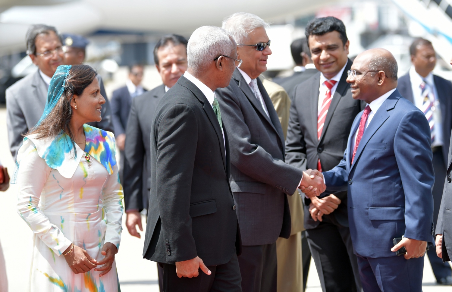 ކޮލޮމްބޯ: ފެބްރުއަރީ 3، 2019: ރައީސް އިބްރާހިމް މުހައްމަދު ސޯލިހް ސްރީ ލަންކާ އަށް ކުރެއްވި ދަތުރުފުޅުގައި، ލަންކާގެ ބޮޑުވަޒީރު ރަނިލް ވިކްރަމް ސިން، ރާއްޖޭގެ ފޮރިން މިނިސްޓަރު އަބްދުﷲ ޝާހިދާއި ސަލާމް ކުރައްވަނީ.-- ފޮޓޯ: ރައީސް އޮފީސް