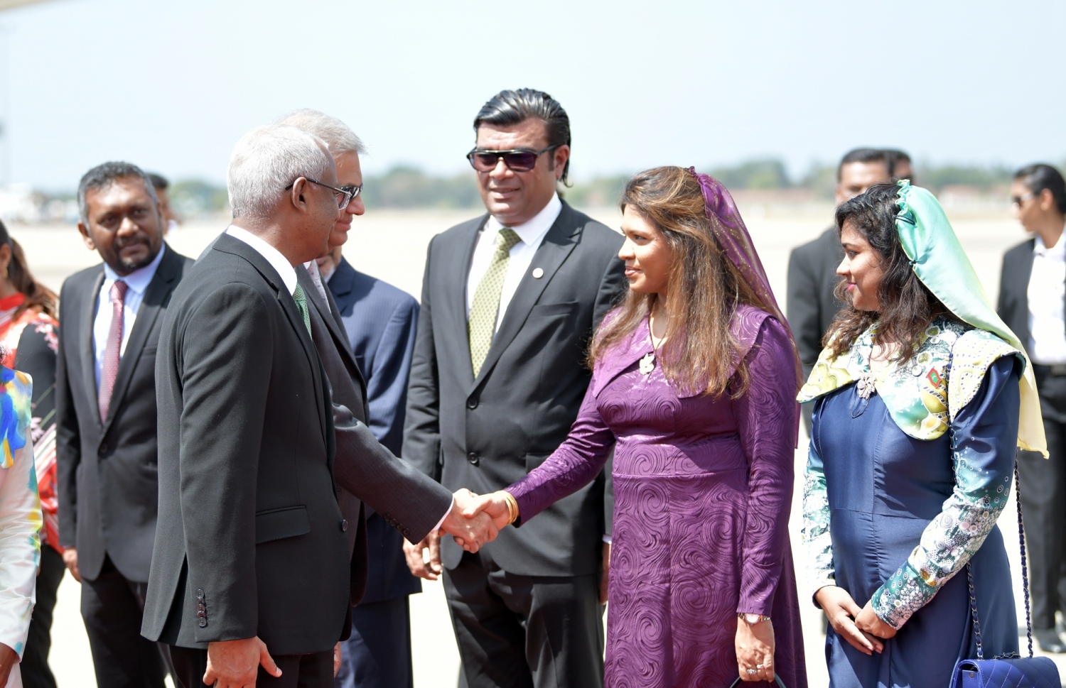 ކޮލޮމްބޯ: ފެބްރުއަރީ 3، 2019: ރައީސް އިބްރާހިމް މުހައްމަދު ސޯލިހް ސްރީ ލަންކާ އަށް ކުރެއްވި ދަތުރުފުޅުގައި، ލަންކާގެ ބޮޑުވަޒީރު ރަނިލް ވިކްރަމް ސިން، ރާއްޖޭގެ ދައުލަތުގެ އިސް ބޭފުޅުންނާ ސަލާމް ކުރައްވަނީ.-- ފޮޓޯ: ރައީސް އޮފީސް