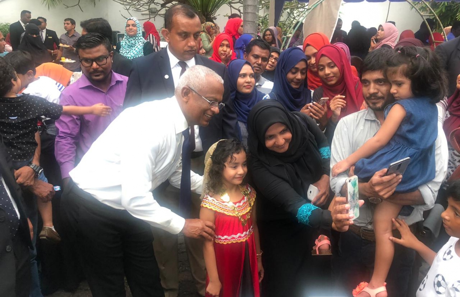 ރައީސް އިބްރާހިމް މުހައްމަދު ސޯލިހް ކޮލަމްބޯގައި މިއަދު ދިވެހިންނާ ބައްދަލު ކުރައްވަނީ. --ފޮޓޯ:މިހާރު