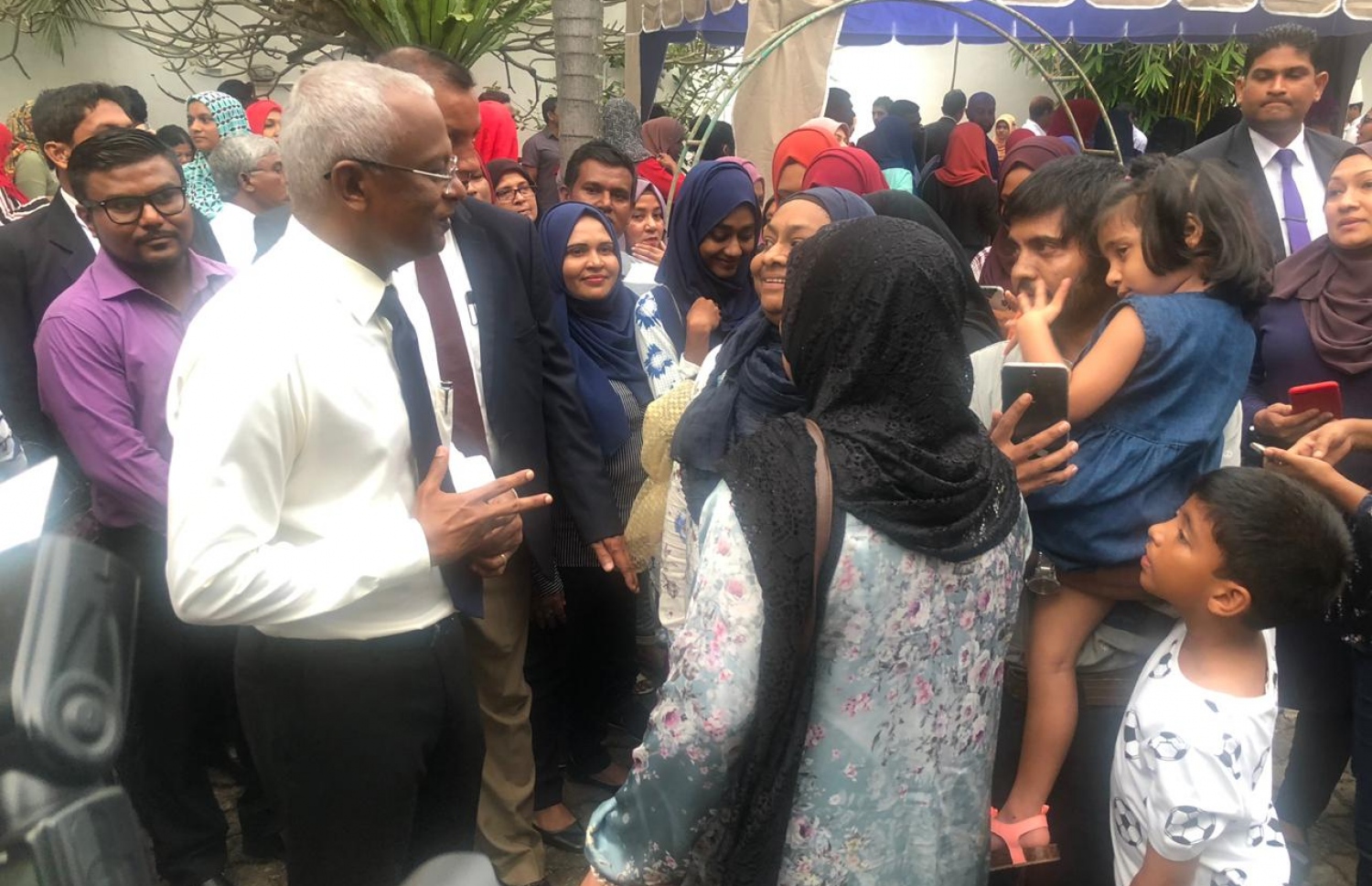 ރައީސް އިބްރާހިމް މުހައްމަދު ސޯލިހް ކޮލަމްބޯގައި މިއަދު ދިވެހިންނާ ބައްދަލު ކުރައްވަނީ. --ފޮޓޯ:މިހާރު