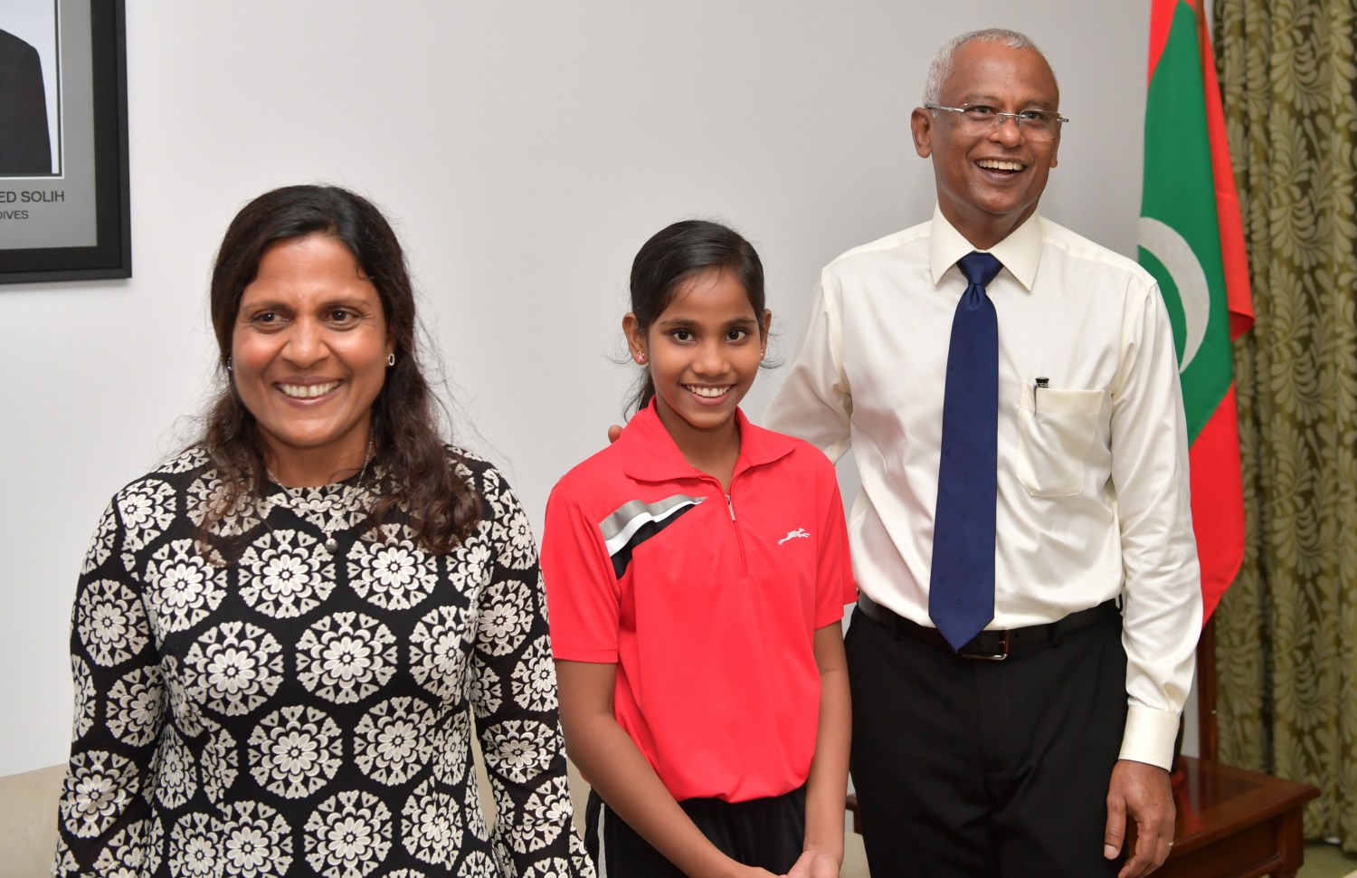 ކޮލަމްބޯ، ފެބްރުއަރީ 3، 2019: ރައީސް އިބްރާހިމް މުހައްމަދު ސޯލިހް އާއި ފަސްޓް ލޭޑީ ފަޒްނާ އަހުމަދު ސްރީ ލަންކާ އަށް މިހާރު ކުރައްވާ ދަތުރުގައި ޓޭބަލް ޓެނިހުން ރާއްޖެ އަށް ދާދި ފަހުން ރަން މެޑަލް ހޯދި ފާތިމަތު ދީމާއާ ބައްދަލު ކުރައްވަނީ.  --ފޮޓޯ:ރައީސް އޮފީސް