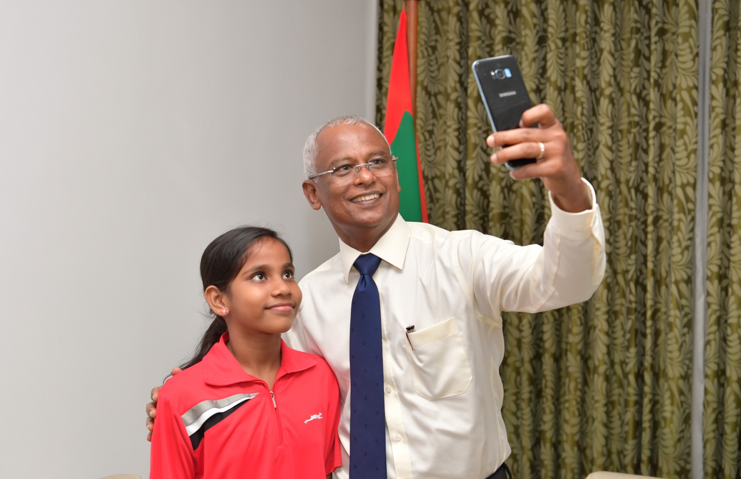 ކޮލަމްބޯ، ފެބްރުއަރީ 3، 2019: ރައީސް އިބްރާހިމް މުހައްމަދު ސޯލިހް ސްރީ ލަންކާ އަށް މިހާރު ކުރައްވާ ދަތުރުގައި، ޓޭބަލް ޓެނިހުން ރާއްޖެ އަށް ދާދި ފަހުން ރަން މެޑަލް ހޯދި ފާތިމަތު ދީމާއާ އެކު ސެލްފީއެއް ނަންގަވަނީ.  --ފޮޓޯ:ރައީސް އޮފީސް