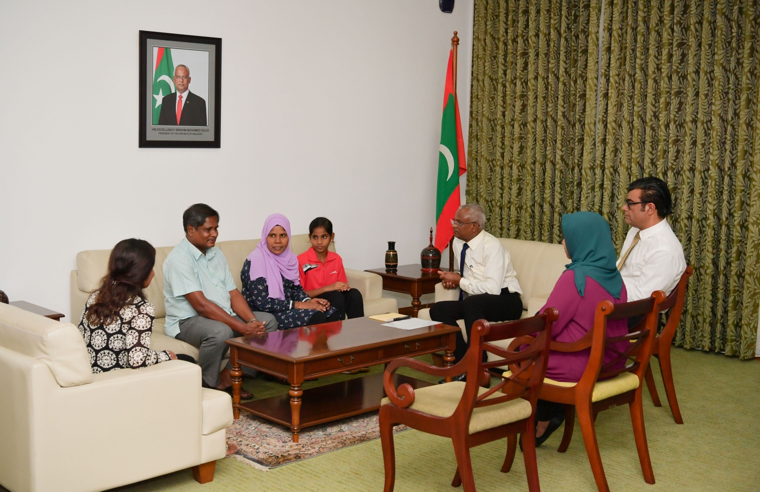 ކޮލަމްބޯ، ފެބްރުއަރީ 3، 2019: ރައީސް އިބްރާހިމް މުހައްމަދު ސޯލިހް އާއި ފަސްޓް ލޭޑީ ފަޒްނާ އަހުމަދު ސްރީ ލަންކާ އަށް މިހާރު ކުރައްވާ ދަތުރުގައި ޓޭބަލް ޓެނިހުން ރާއްޖެ އަށް ދާދި ފަހުން ރަން މެޑަލް ހޯދި ފާތިމަތު ދީމާގެ އާއިލާއާ ބައްދަލު ކުރައްވަނީ.  --ފޮޓޯ:ރައީސް އޮފީސް