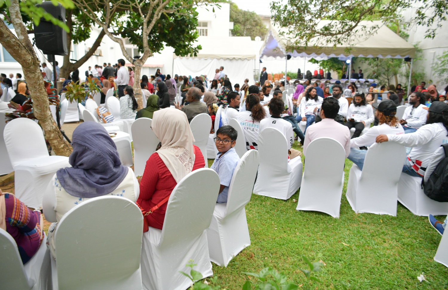 ކޮލަމްބޯ، ފެބްރުއަރީ 3، 2019: ރައީސް އިބްރާހިމް މުހައްމަދު ސޯލިހްއާ ބައްދަލު ކުރުމަށް ބައެއް ދިވެހިން މިއަދު ދިވެހި އެމްބަސީގައި.  --ފޮޓޯ:ރައީސް އޮފީސް