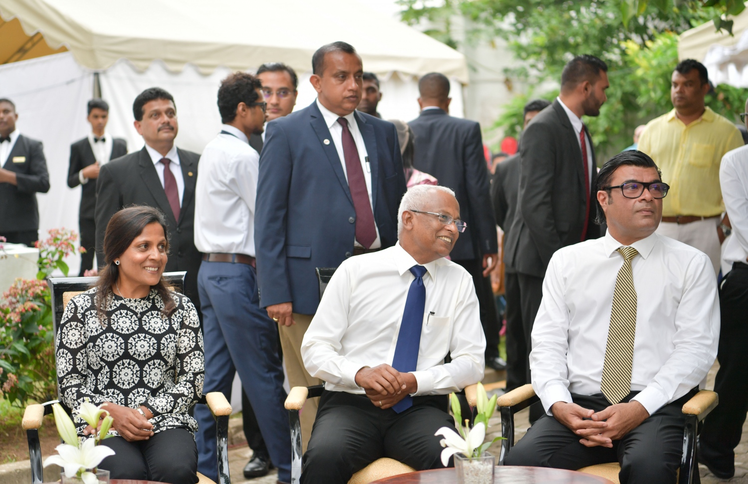 ކޮލަމްބޯގައި ހުންނަ ރާއްޖޭގެ އެމްބަސީގައި ރައީސް އިބްރާހިމް މުހައްމަދު ސޯލިހް (މ) އާއި ފަސްޓް ލޭޑީ ފަޒްނާ އަހުމަދު އަދި ސަފީރު އުމަރު އަބްދުއްރައްޒާގު. --ފޮޓޯ:ރައީސް އޮފީސް