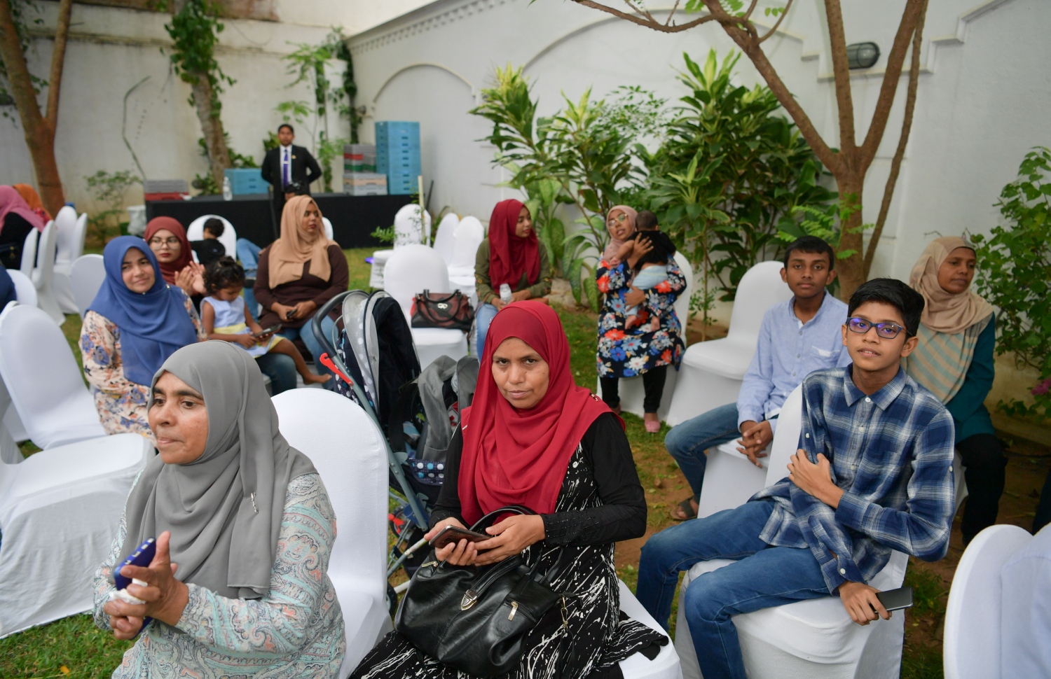 ރައީސް އިބްރާހިމް މުހައްމަދު ސޯލިހްއާ ބައްދަލު ކުރަން ބައެއް ދިވެހިން ކޮލަމްބޯގައި ހުންނަ ދިވެހި އެމްބަސީ އަށް މިއަދު ހާޒިރުވެފައި.  --ފޮޓޯ:ރައީސް އޮފީސް