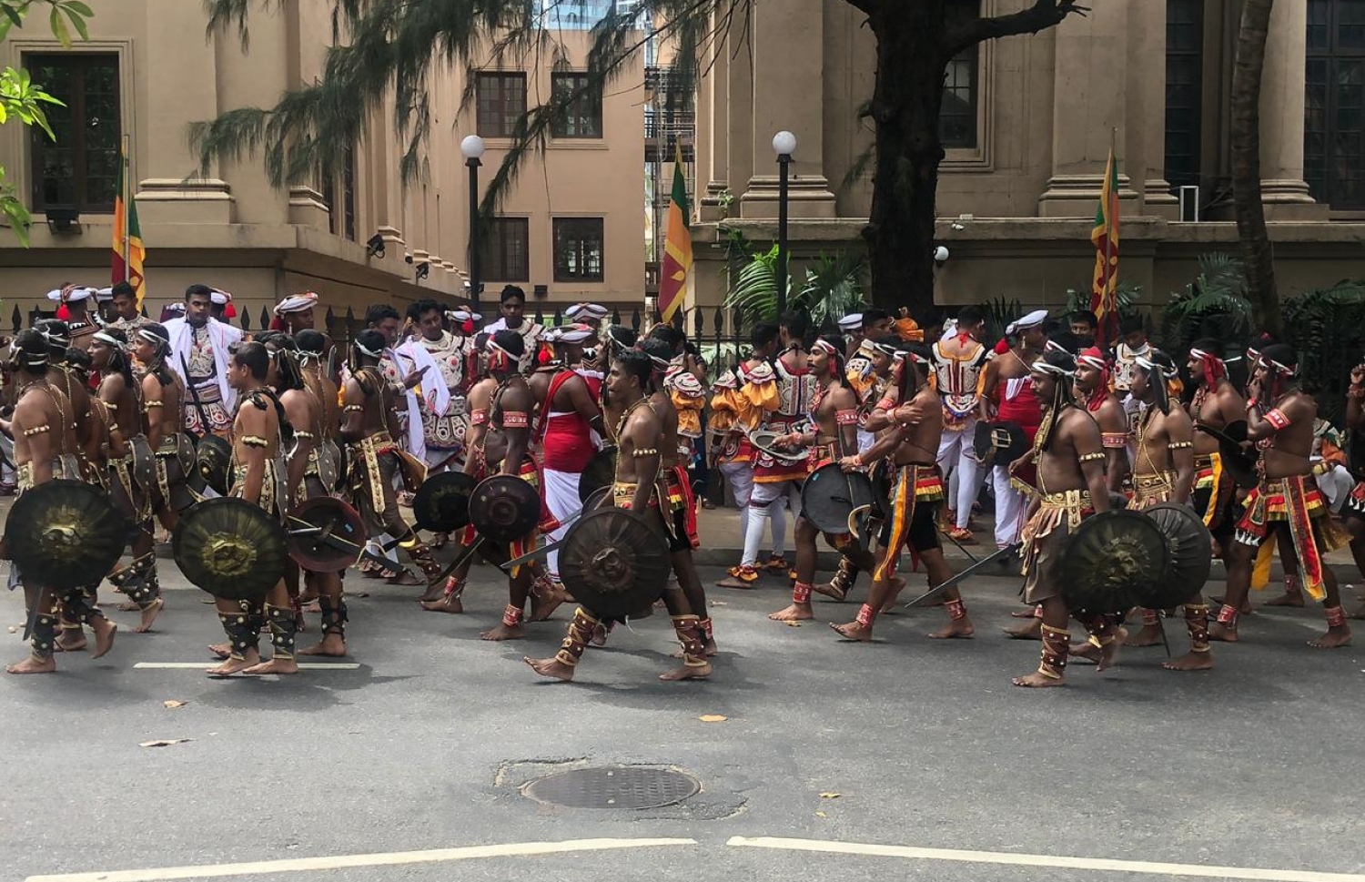 ސްރީ ލަންކާގެ މިނިވަން ދުވަހުގެ ޕެރޭޑް ބައެއް މަގުތަކުގައި މިއަދު ބާއްވަނީ. --ފޮޓޯ:މިހާރު