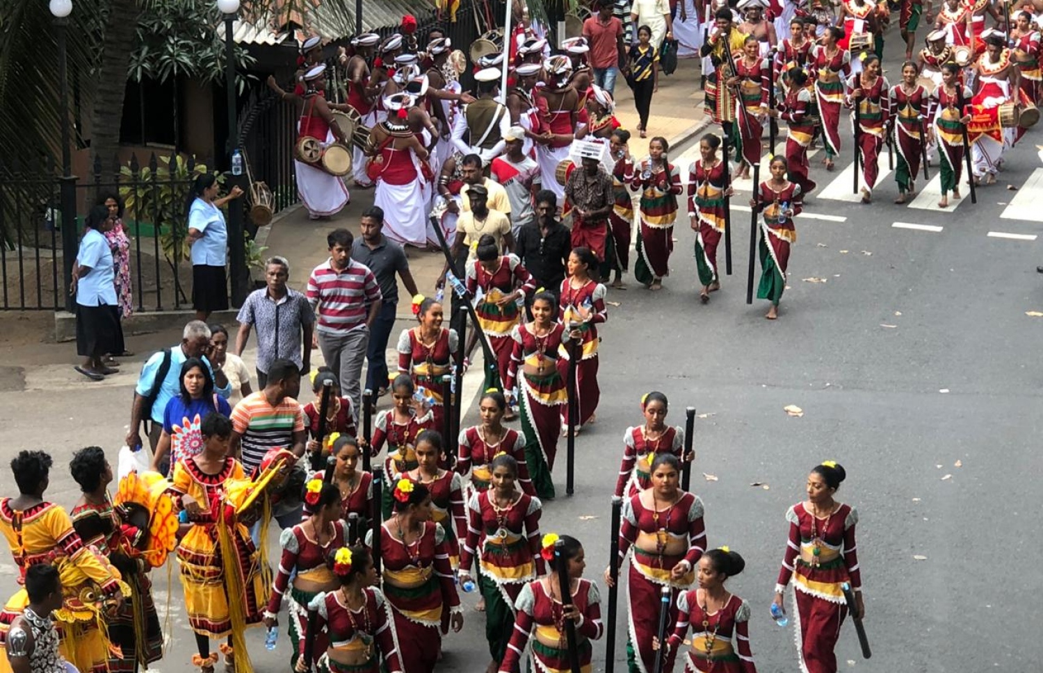 ސްރީ ލަންކާގެ މިނިވަން ދުވަހުގެ ޕެރޭޑް ބައެއް މަގުތަކުގައި މިއަދު ބާއްވަނީ. --ފޮޓޯ:މިހާރު