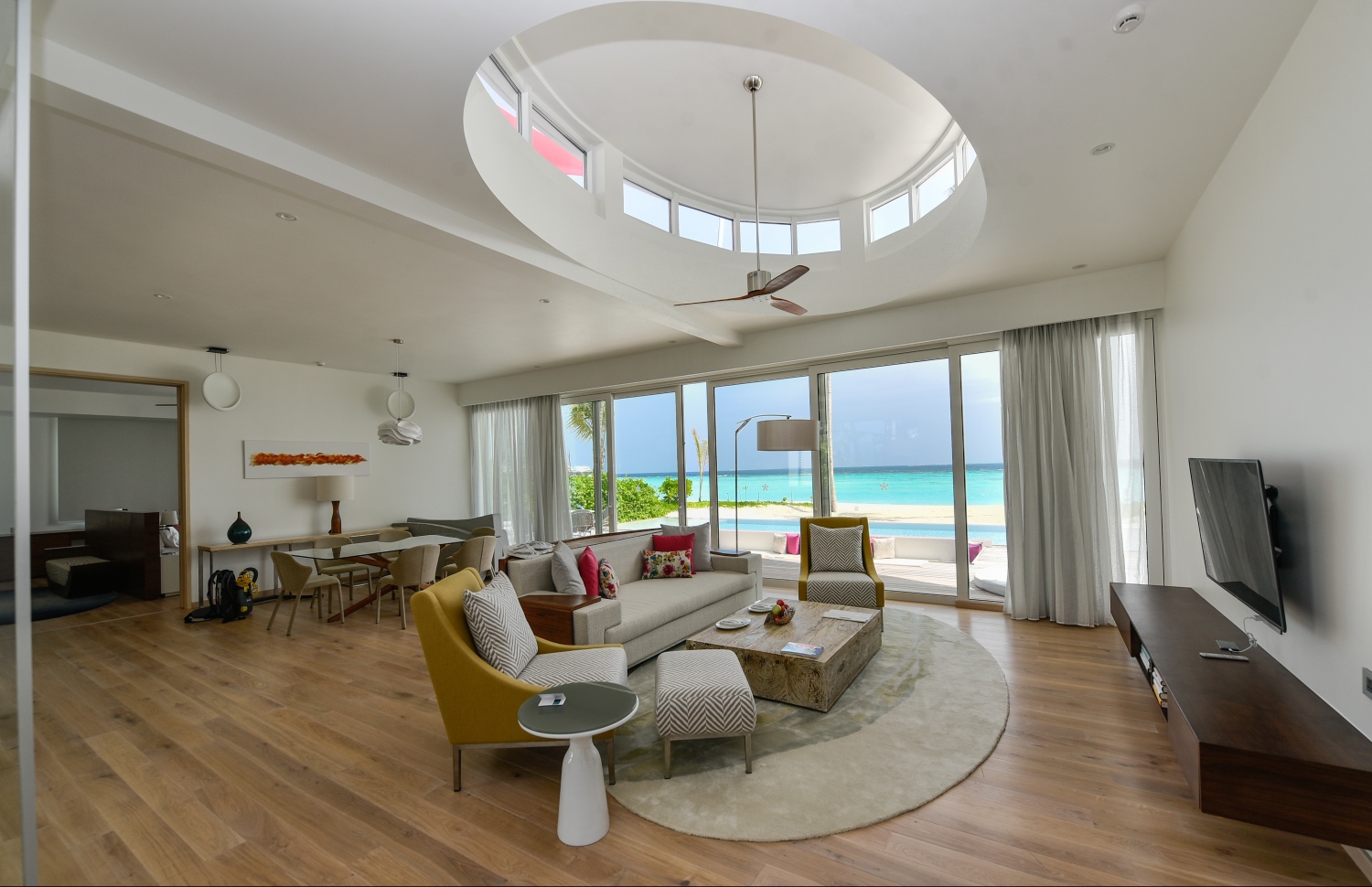 ލަކްސްގެ ފަރާތުން ރާއްޖޭގައި ހުޅުވި ދެވަނަ ރިސޯޓު، ލަކްސް ނޯތު މާލެ ރިސޯޓުގެ ޑަބަލް ރޫމް ބީޗްވިލާއެއްގެ އެތެރެ.---ފޮޓޯ: ހުސައިން ވަހީދު/މިހާރު