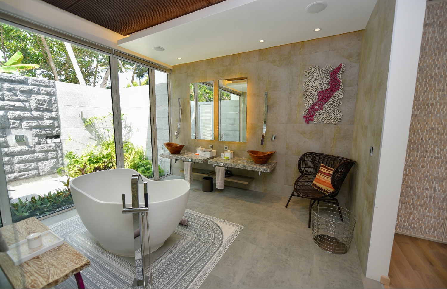 ލަކްސްގެ ފަރާތުން ރާއްޖޭގައި ހުޅުވި ދެވަނަ ރިސޯޓު، ލަކްސް ނޯތު މާލެ ރިސޯޓުގެ ބީޗްވިލާއެއްގެ ފާހާނާ.---ފޮޓޯ: ހުސައިން ވަހީދު/މިހާރު