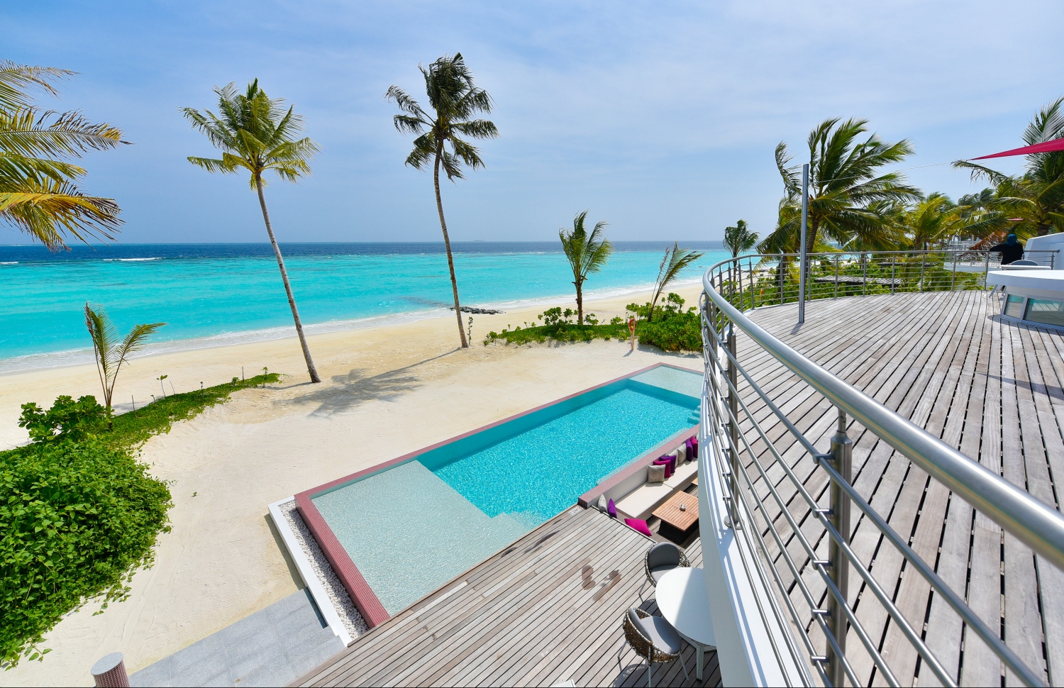 ލަކްސްގެ ފަރާތުން ރާއްޖޭގައި ހުޅުވި ދެވަނަ ރިސޯޓު، ލަކްސް ނޯތު މާލެ ރިސޯޓުގެ ބީޗްވިލާއެއްގެ ޓެރަސްމަތި---ފޮޓޯ: ހުސައިން ވަހީދު/މިހާރު