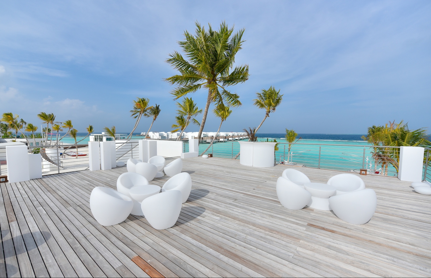 ލަކްސްގެ ފަރާތުން ރާއްޖޭގައި ހުޅުވި ދެވަނަ ރިސޯޓު، ލަކްސް ނޯތު މާލެ ރިސޯޓުގެ ރެސްޓޯރަންޓެއްގެ ޓެރަސް.---ފޮޓޯ: ހުސައިން ވަހީދު/މިހާރު