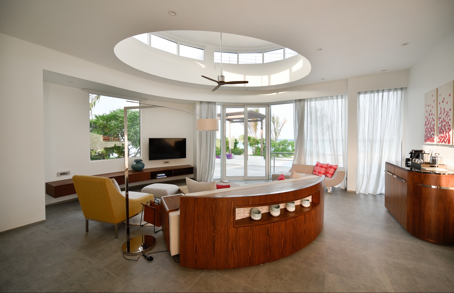 ލަކްސްގެ ފަރާތުން ރާއްޖޭގައި ހުޅުވި ދެވަނަ ރިސޯޓު ކަމަށްވާ ލަކްސް ނޯތު މާލެ ރިސޯޓުގެ ބީޗްވިލާއެއްގެ އެތެރެ.---ފޮޓޯ: ހުސައިން ވަހީދު/މިހާރު