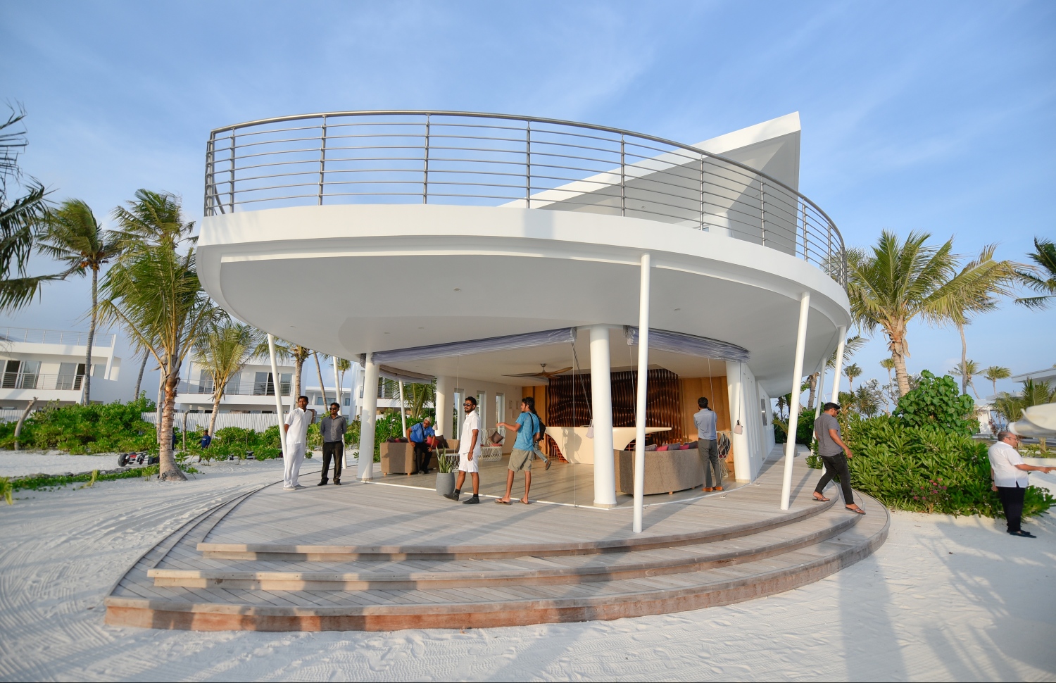 ލަކްސްގެ ފަރާތުން ރާއްޖޭގައި ހުޅުވި ދެވަނަ ރިސޯޓު، ލަކްސް ނޯތު މާލެ ރިސޯޓުގެ ރިސެޕްޝަން ސަރަހައްދުގައި ބަޔަކު މަޑުކޮށްލައިގެން.---ފޮޓޯ: ހުސައިން ވަހީދު/މިހާރު