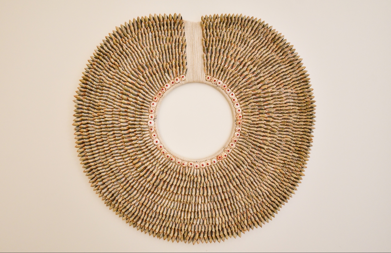 ލަކްސްގެ ފަރާތުން ރާއްޖޭގައި ހުޅުވި ދެވަނަ ރިސޯޓު ކަމަށްވާ ލަކްސް ނޯތު މާލެ ރިސޯޓުގެ ވިލާއެއް ޒީނަތްތެރި ކުރުމަށް ބަހައްޓާފައިވާ ބޮލި ފްރޭމެއް.---ފޮޓޯ: ހުސައިން ވަހީދު/މިހާރު