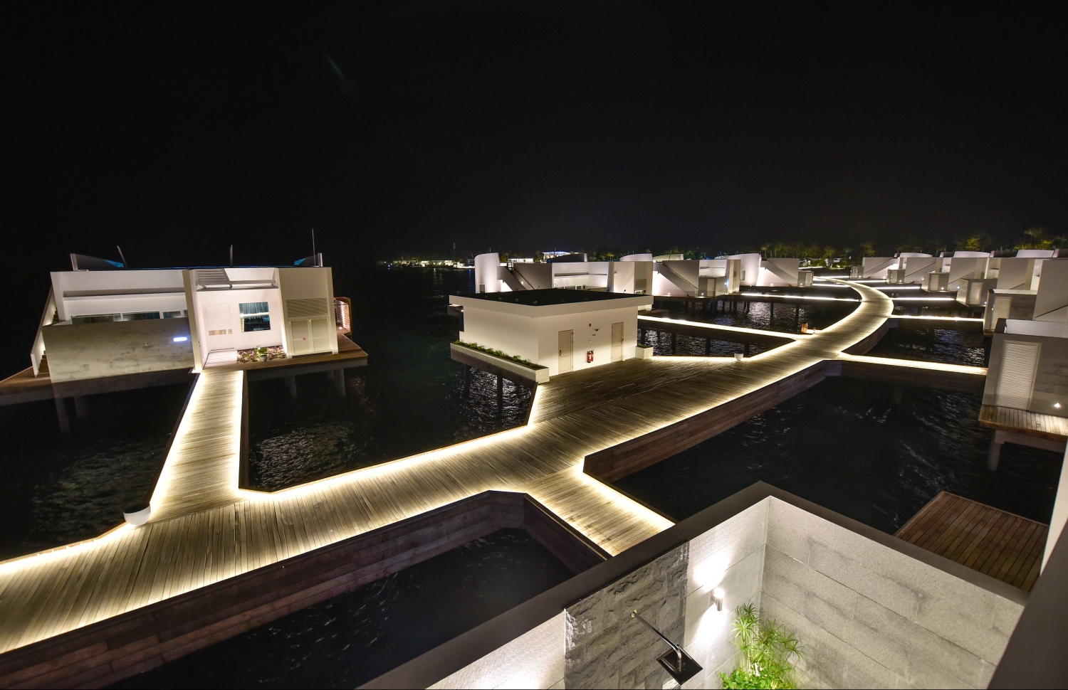 ލަކްސްގެ ފަރާތުން ރާއްޖޭގައި ހުޅުވި ދެވަނަ ރިސޯޓު، ލަކްސް ނޯތު މާލެ ރިސޯޓުގެ ވޯޓާ ވިލާ ސަރަހައްދު ދިއްލާފައި.---ފޮޓޯ: ހުސައިން ވަހީދު/މިހާރު