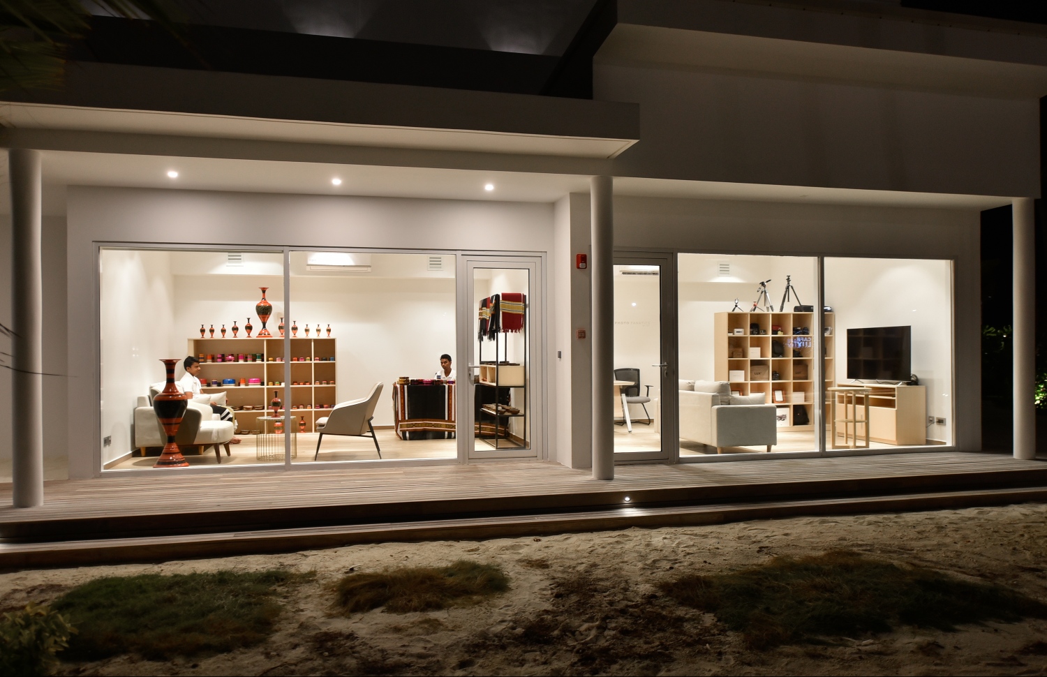 ލަކްސްގެ ފަރާތުން ރާއްޖޭގައި ހުޅުވި ދެވަނަ ރިސޯޓު ކަމަށް ވާ ލަކްސް ނޯތު މާލެ ރިސޯޓުގެ ފޮޓޯ ސްޓޫޑިއޯ އަދި ދިވެހި އަތްތެރި މަސައްކަތްތައް ހިމެނޭ ޝޯ ރޫމެއް.---ފޮޓޯ: ހުސައިން ވަހީދު/މިހާރު