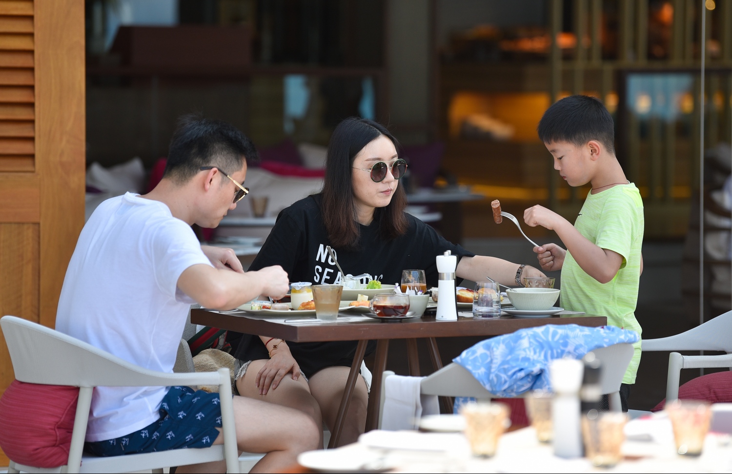 ލަކްސްގެ ފަރާތުން ރާއްޖޭގައި ހުޅުވި ދެވަނަ ރިސޯޓު ކަމަށްވާ ލަކްސް ނޯތު މާލެ ރިސޯޓުގެ ގްލޯ ރެސްޓޯރެންޓުގައި ޓޫރިސްޓު އާއިލާއެއް މަޑުކޮށްލައިގެން.---ފޮޓޯ: ހުސައިން ވަހީދު/މިހާރު