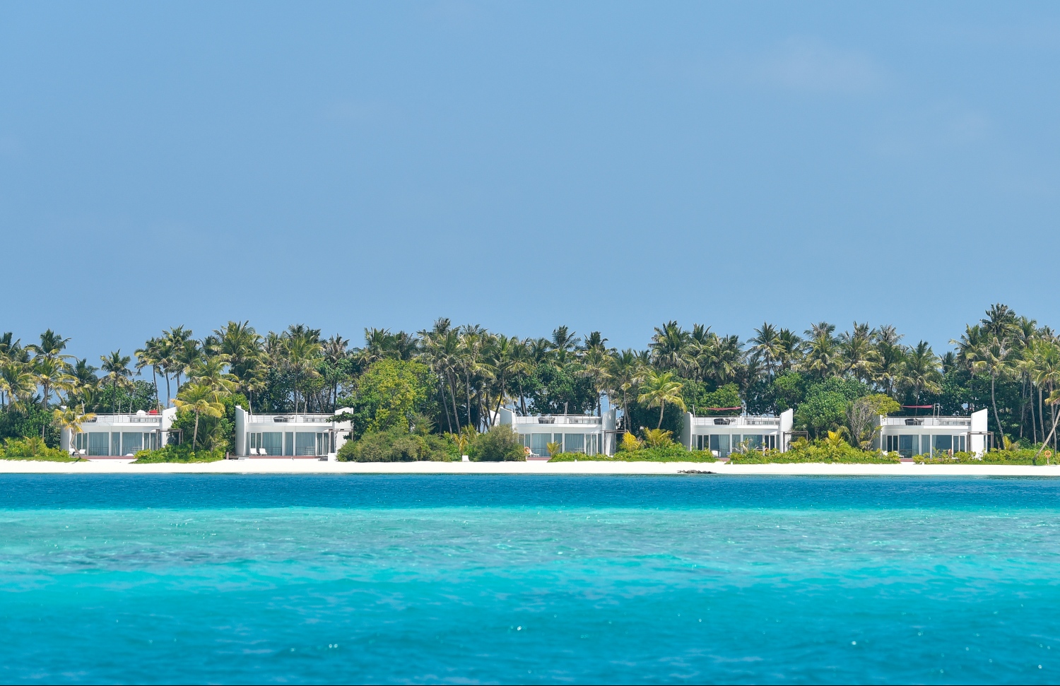 ލަކްސްގެ ފަރާތުން ރާއްޖޭގައި ހުޅުވި ދެވަނަ ރިސޯޓު ކަމަށްވާ ލަކްސް ނޯތު މާލެ ރިސޯޓުގެ ބީޗްވިލާ ތަކެއް: ދިވެހި ޑިޒައިނަރަކު ފަރުމާކޮށްފައިވާ ތިމާވެއްޓާ ރައްޓެހި މި ރިސޯޓުގެ 55 ޕަސެންޓު މުވައްޒަފުންނަކީ ވެސް ދިވެހިން.---ފޮޓޯ: ހުސައިން ވަހީދު/މިހާރު