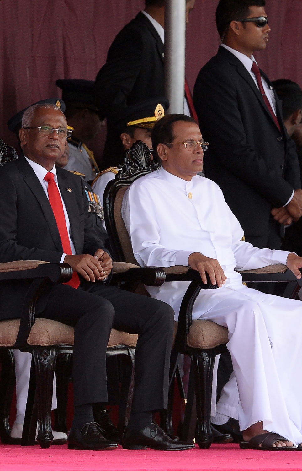 ކޮލަމްބޯ، ފެބްރުއަރީ 4، 2019: ސްރީ ލަންކާގެ 71 ވަނަ މިނިވަން ދުވަހުގެ ރަސްމީ ޕެރެޑް ރައީސް އިބްރާހިމް މުހައްމަދު ސޯލިހް އާއި ރައީސް މައިތިރިޕާލާ ސިރިސޭނާ ބައްލަވާލައްވަނީ. --ފޮޓޯ:އޭއެފްޕީ