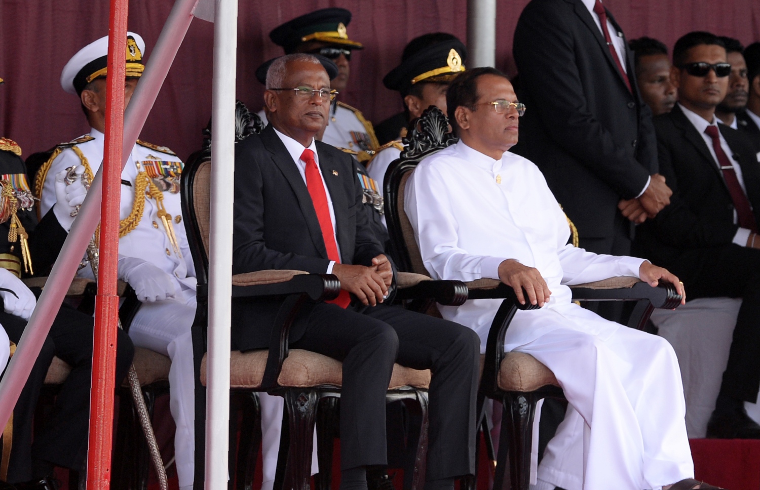 ކޮލަމްބޯ، ފެބްރުއަރީ 4، 2019: ސްރީ ލަންކާގެ 71 ވަނަ މިނިވަން ދުވަހުގެ ރަސްމީ ޕެރެޑް ރައީސް އިބްރާހިމް މުހައްމަދު ސޯލިހް އާއި ރައީސް މައިތިރިޕާލާ ސިރިސޭނާ ބައްލަވާލައްވަނީ. --ފޮޓޯ:އޭއެފްޕީ