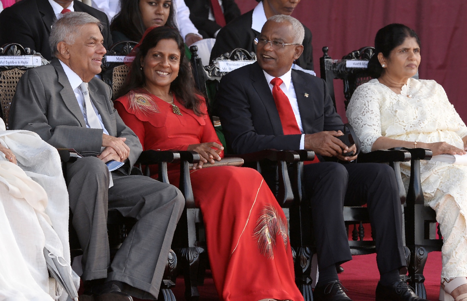 ކޮލަމްބޯ، ފެބްރުއަރީ 4، 2019: ސްރީ ލަންކާގެ 71 ވަނަ މިނިވަން ދުވަހުގެ ރަސްމީ ޕެރެޑް ރައީސް އިބްރާހިމް މުހައްމަދު ސޯލިހް އާއި ފަސްޓް ލޭޑީ ފަޒްނާ އަހުމަދު އަދި ބޮޑު ވަޒީރު ރަނިލް ބައްލަވާލައްވަނީ. --ފޮޓޯ:އޭއެފްޕީ