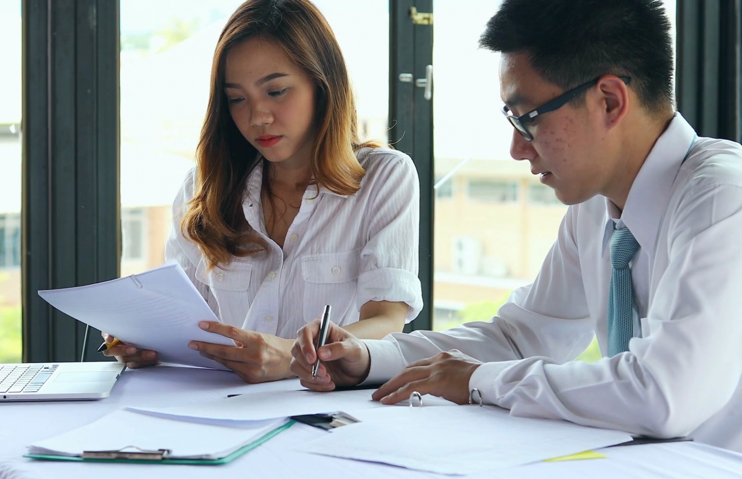 ދެ މީހަކު މަސައްކަތެއްގައި.